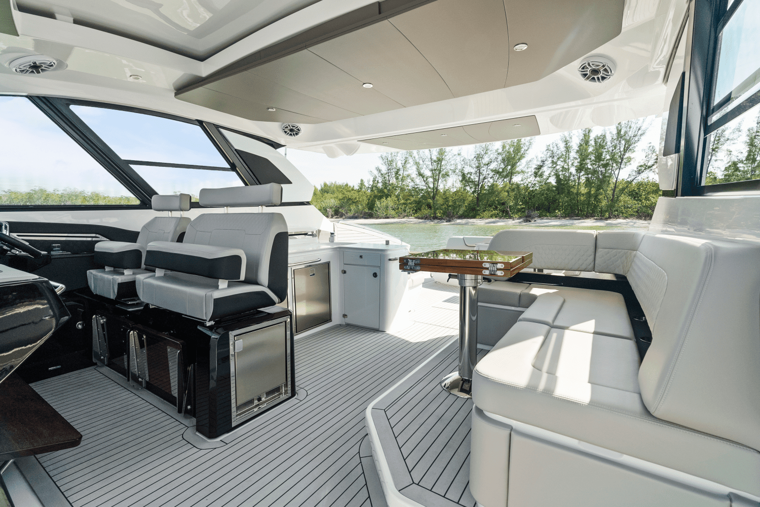 2026 Cruisers Yachts 50 GLS Outboard Image Thumbnail #90