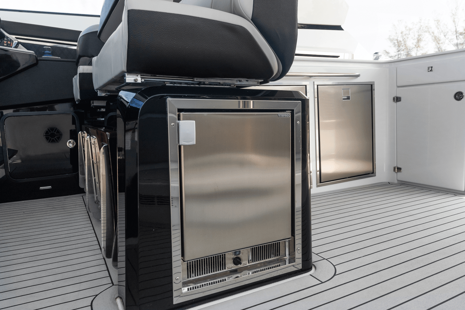 2026 Cruisers Yachts 50 GLS Outboard Image Thumbnail #95