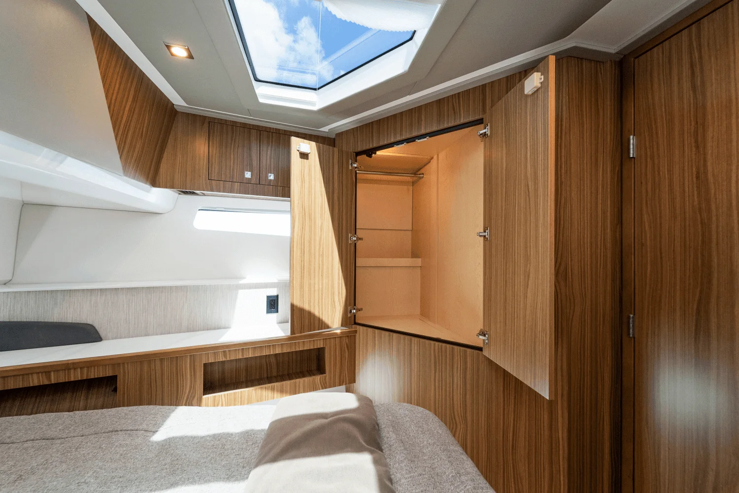 2026 Cruisers Yachts 50 GLS Outboard Image Thumbnail #40