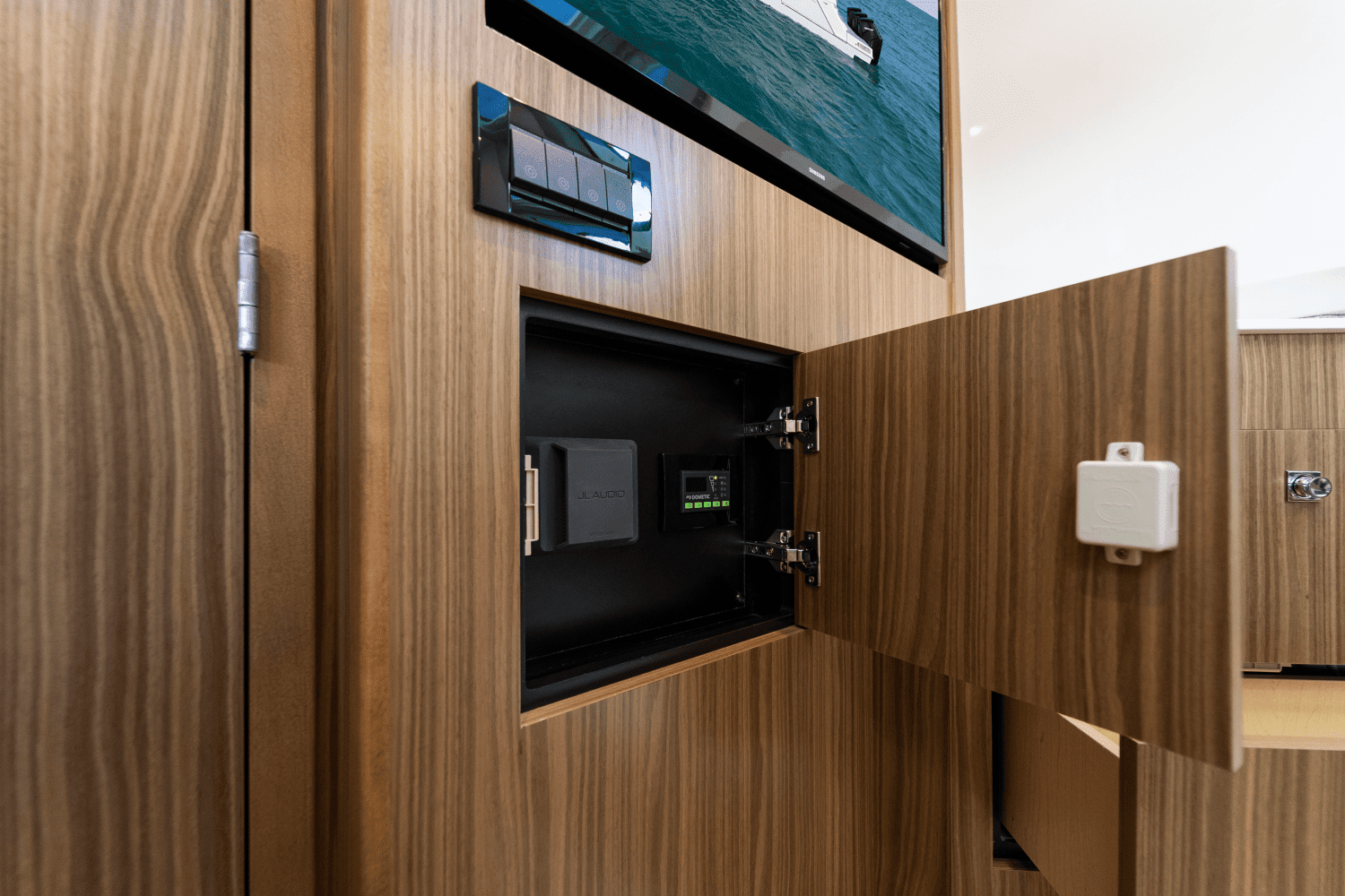 2026 Cruisers Yachts 50 GLS Outboard Image Thumbnail #47