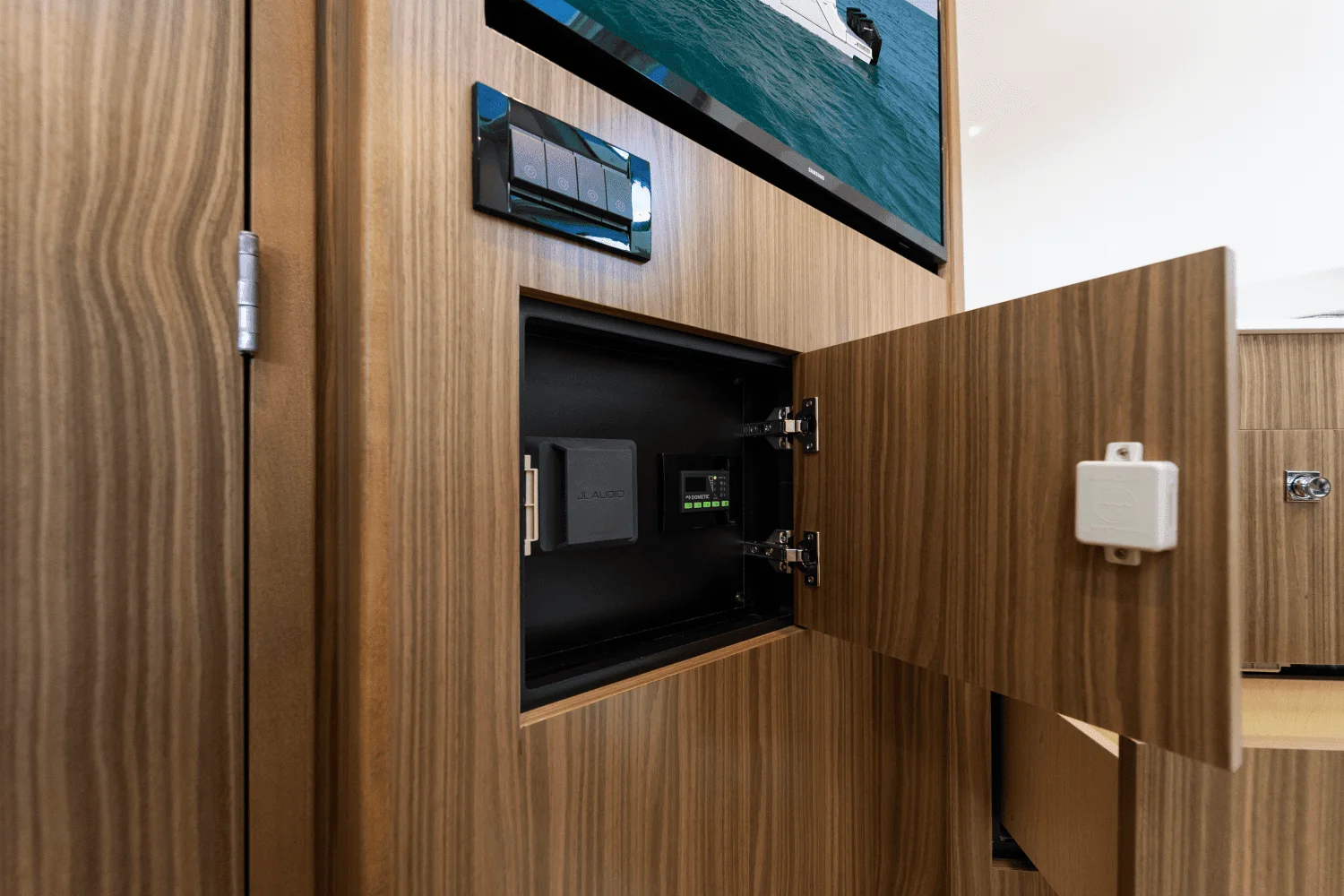 2026 Cruisers Yachts 50 GLS Outboard Image Thumbnail #47