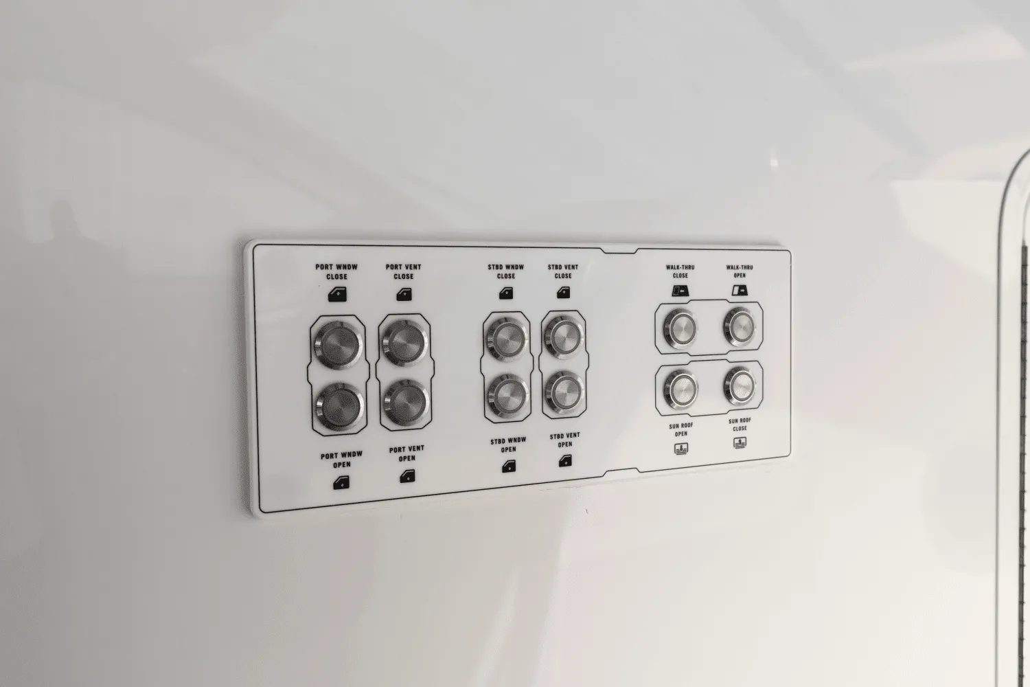 2026 Cruisers Yachts 50 GLS Outboard Image Thumbnail #92
