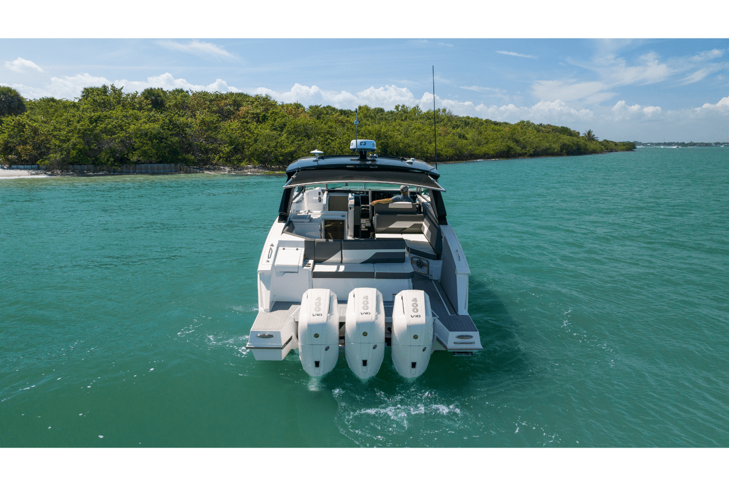 2026 Cruisers Yachts 38 GLS Outboard Image Thumbnail #32