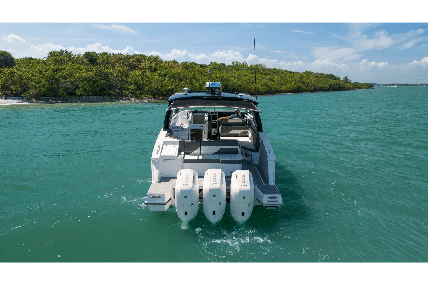 2026 Cruisers Yachts 38 GLS Outboard Image Thumbnail #32