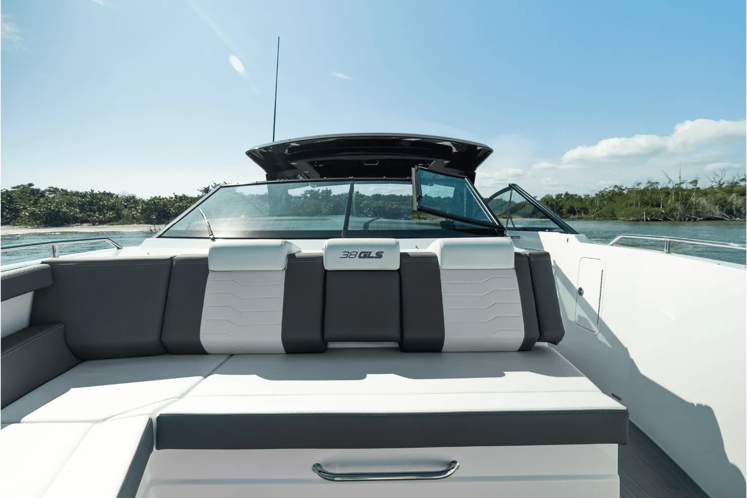 2026 Cruisers Yachts 38 GLS Outboard Image Thumbnail #86