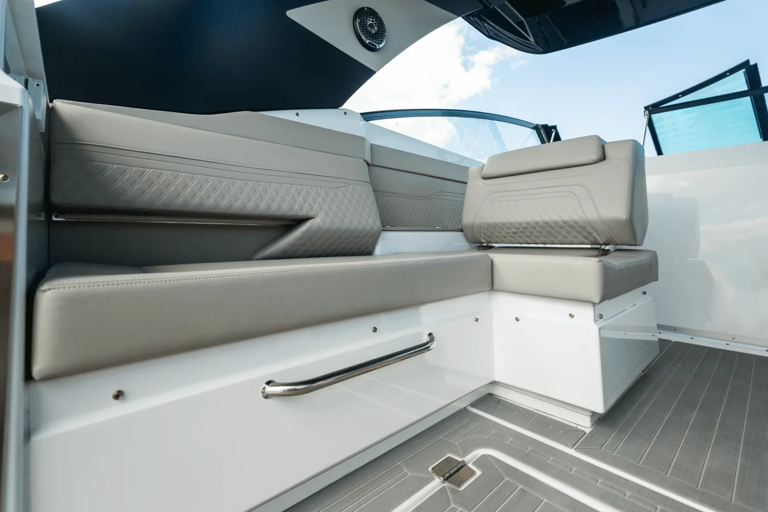 2026 Cruisers Yachts 34 GLS Outboard Image Thumbnail #87