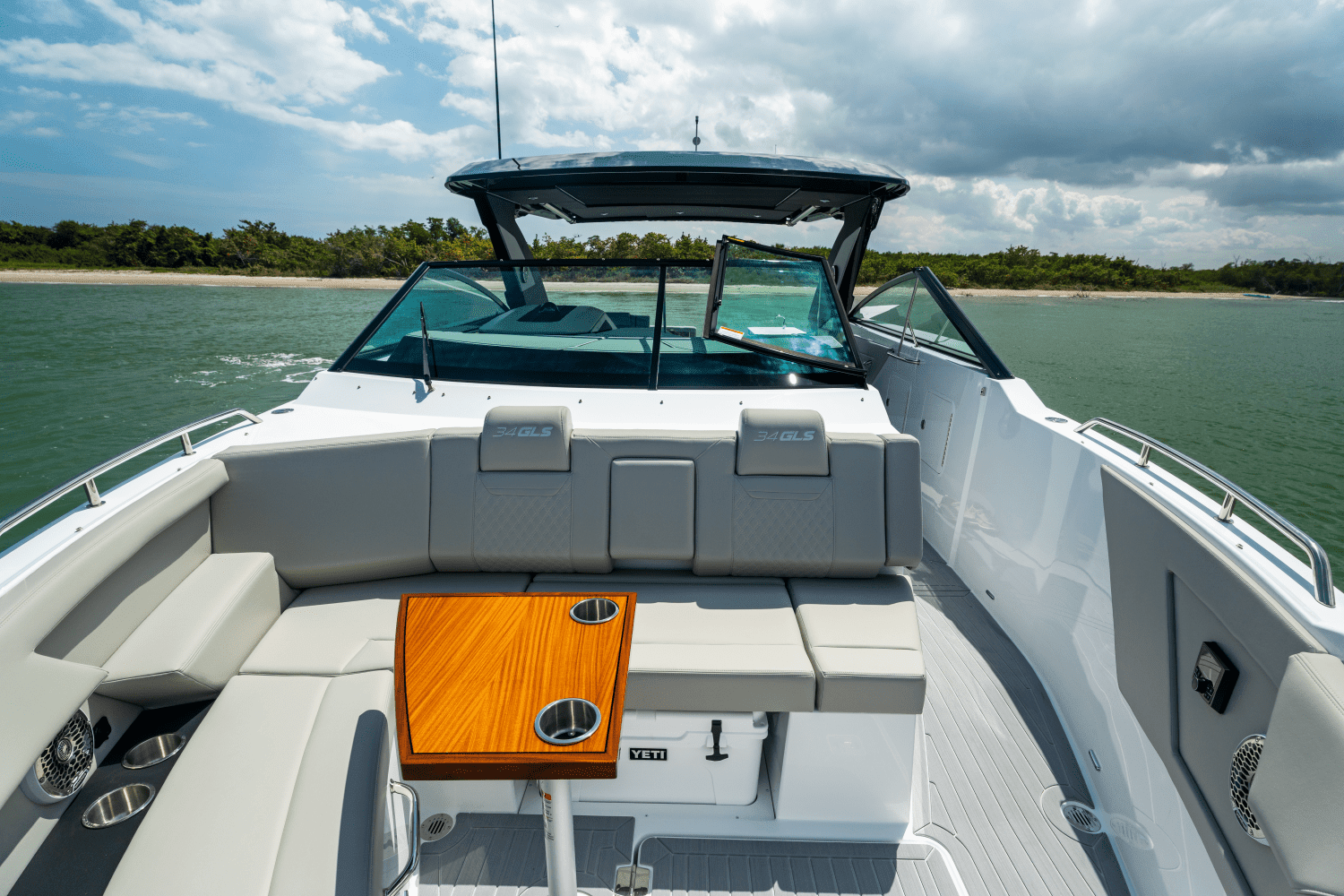 2026 Cruisers Yachts 34 GLS Outboard Image Thumbnail #96