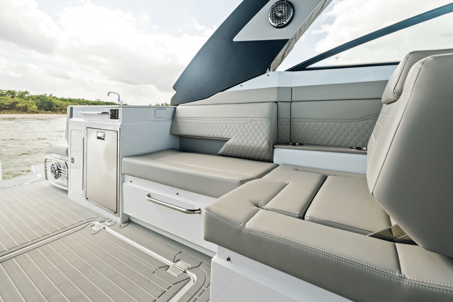 2026 Cruisers Yachts 34 GLS Outboard Image Thumbnail #91