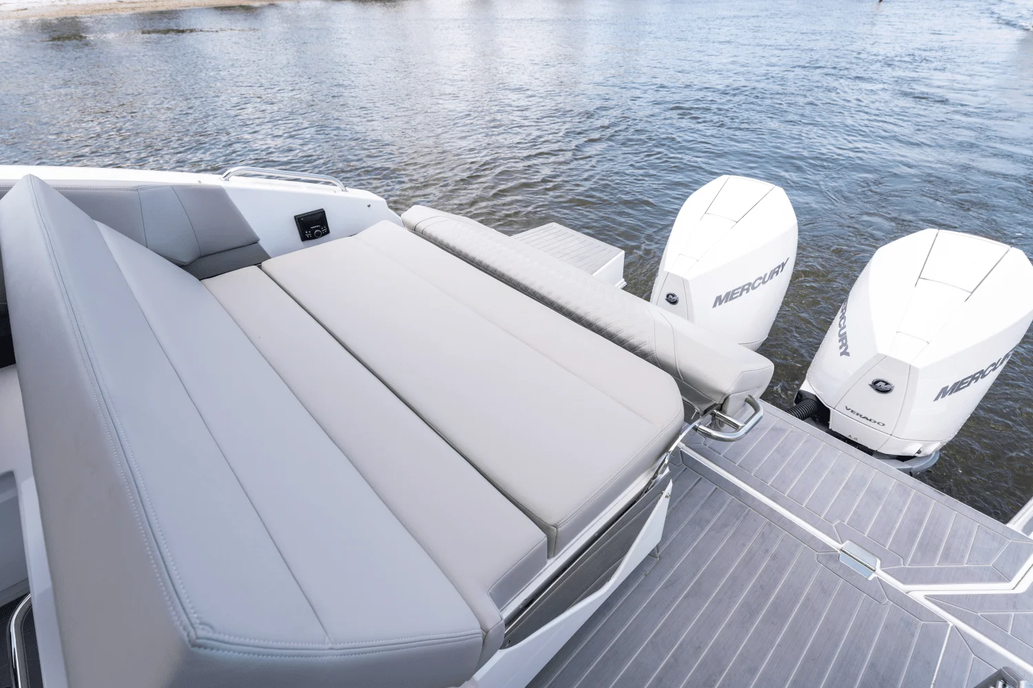 2026 Cruisers Yachts 34 GLS Outboard Image Thumbnail #12