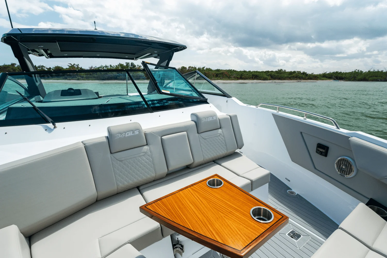 2026 Cruisers Yachts 34 GLS Outboard Image Thumbnail #98