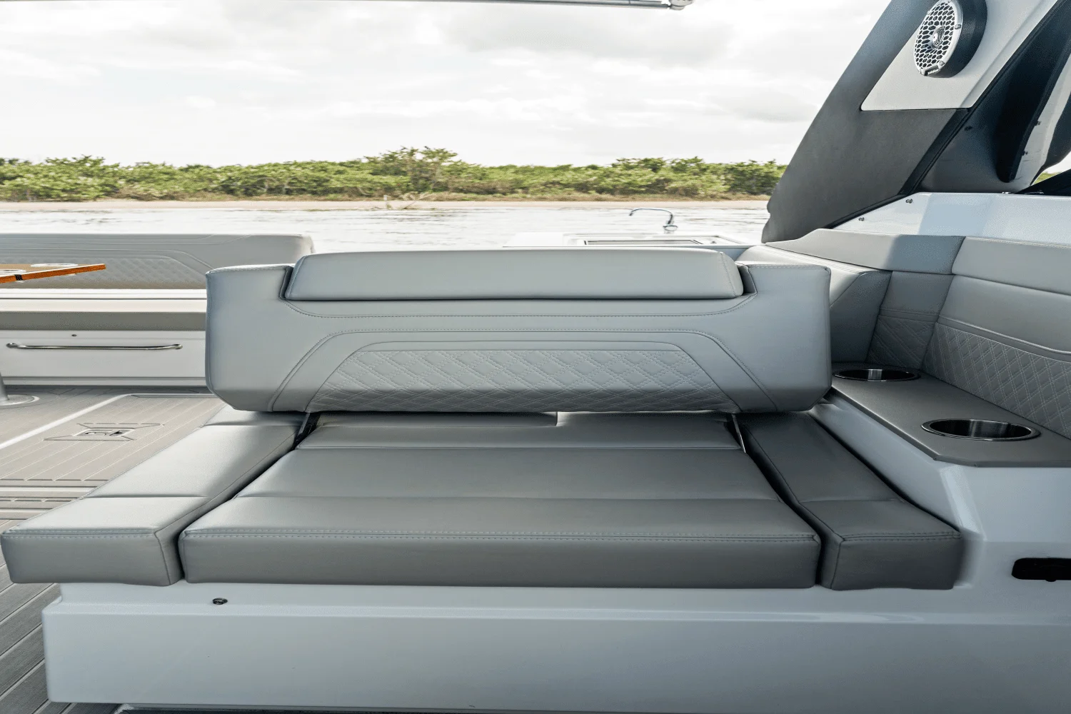 2026 Cruisers Yachts 34 GLS Outboard Image Thumbnail #93