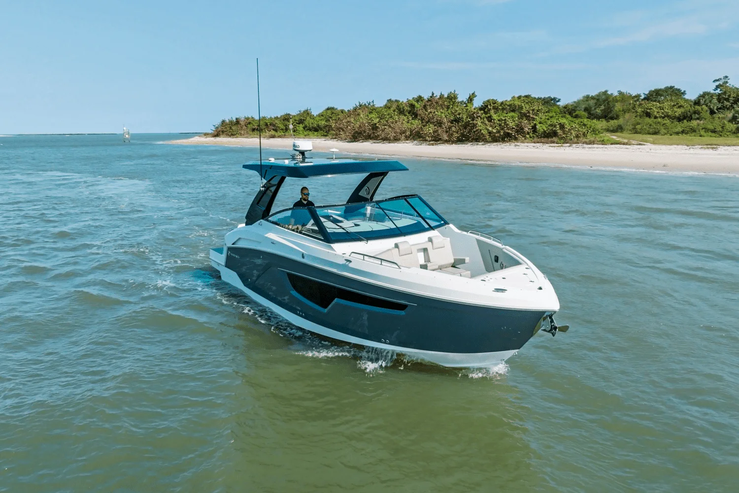 2026 Cruisers Yachts 34 GLS Outboard Image Thumbnail #2