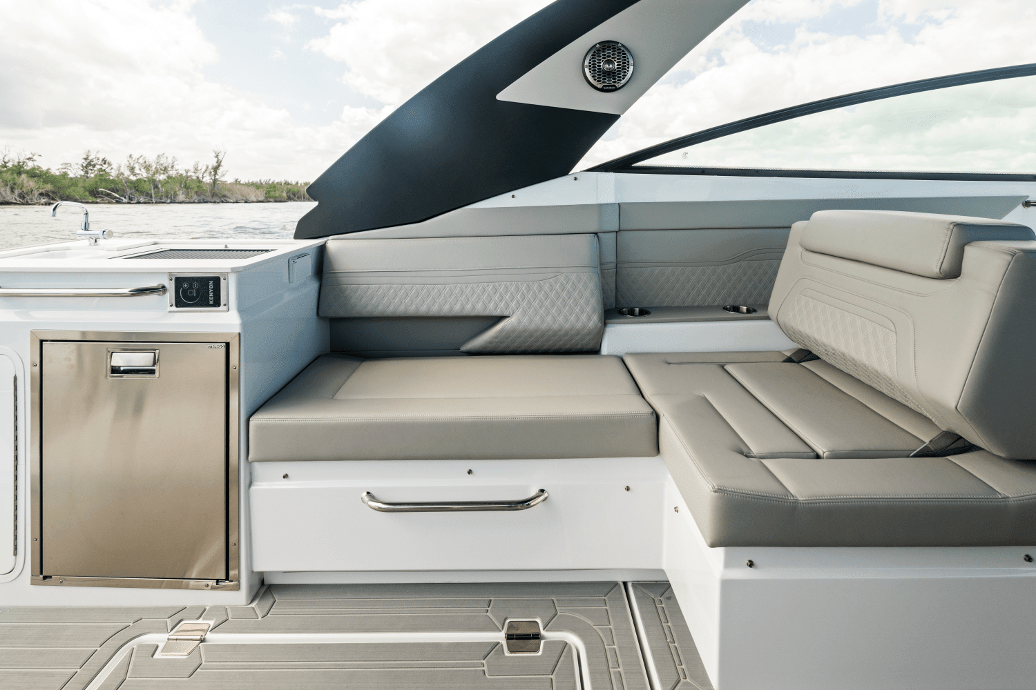 2026 Cruisers Yachts 34 GLS Outboard Image Thumbnail #90