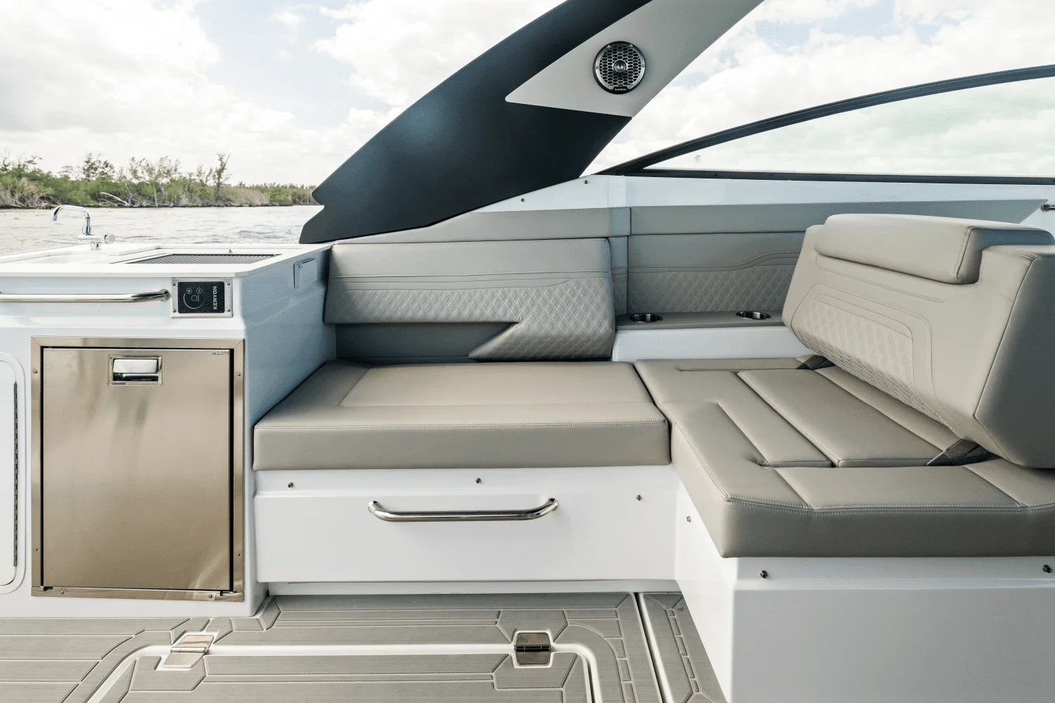 2026 Cruisers Yachts 34 GLS Outboard Image Thumbnail #90