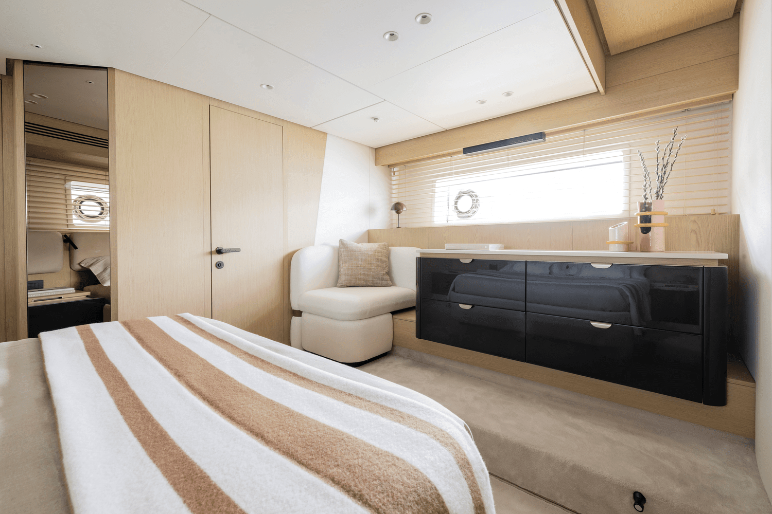 2025 Azimut
                                                             Fly 62 Image Thumbnail #14
