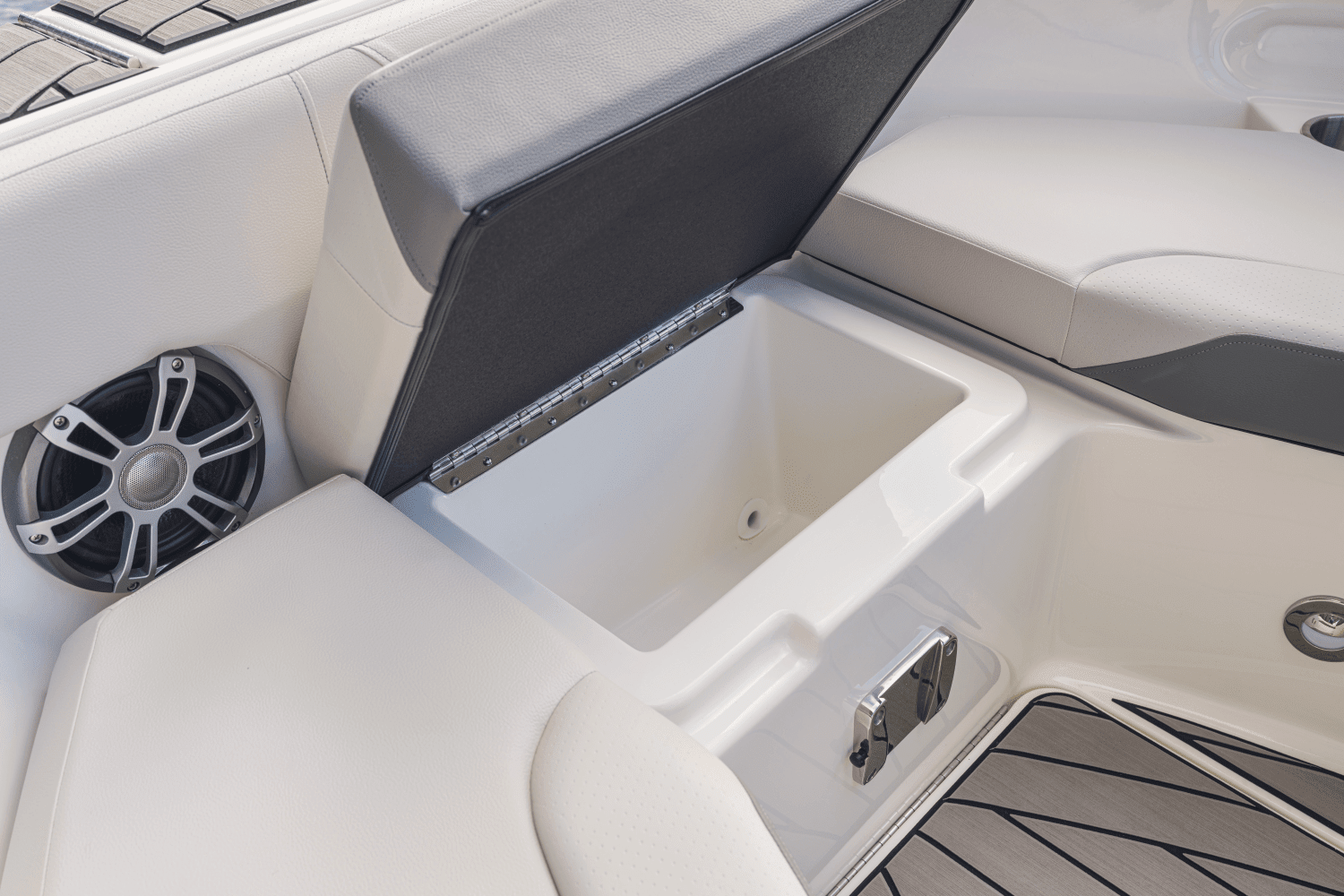 2026 Sea Ray SDX 250 Outboard Image Thumbnail #5