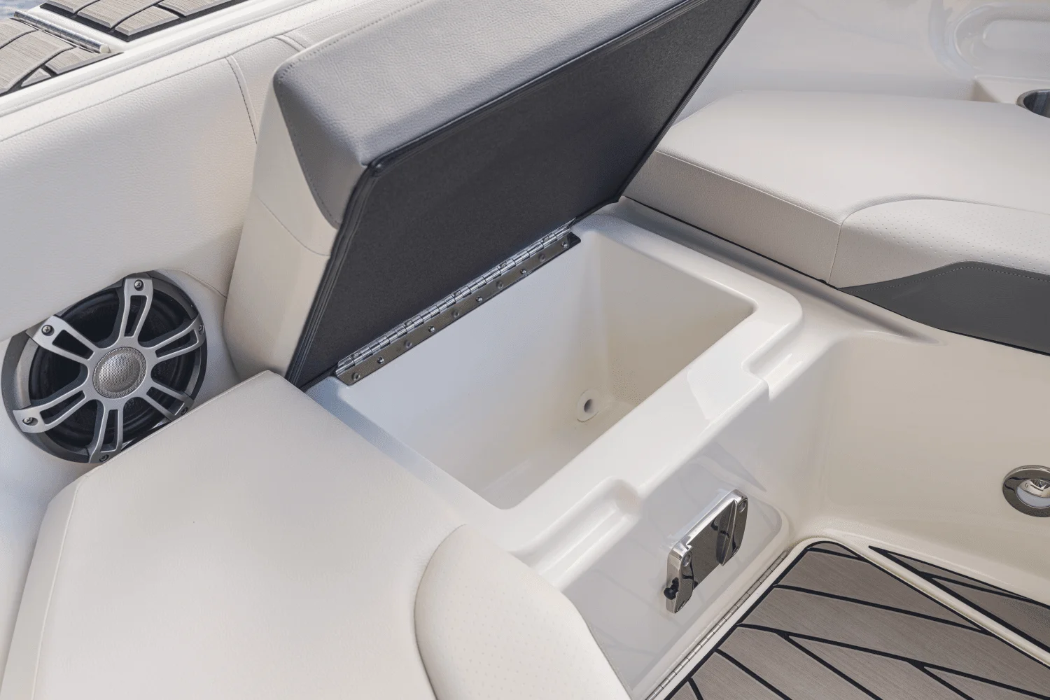 2026 Sea Ray SDX 250 Outboard Image Thumbnail #5