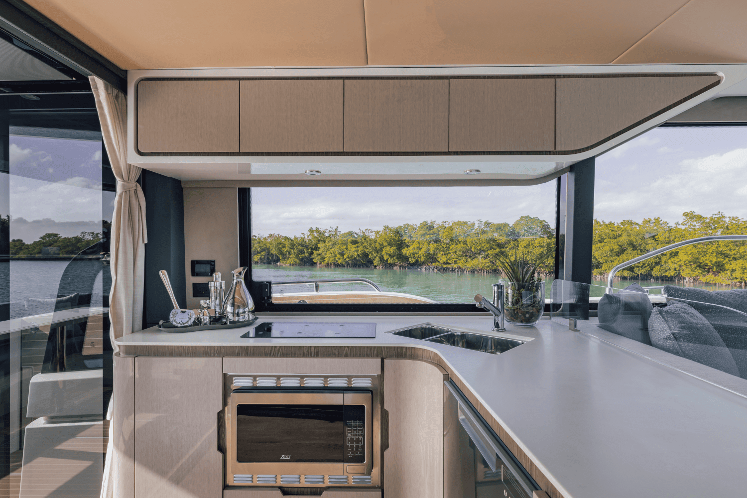 2026 Cruisers Yachts 57 FLY Image Thumbnail #80