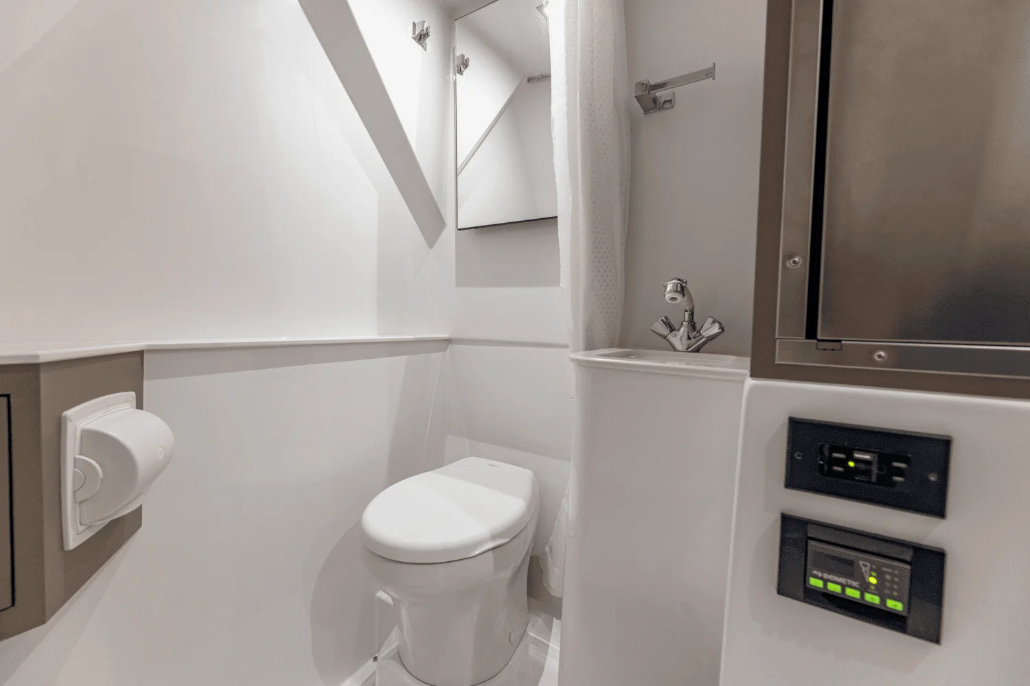 2026 Cruisers Yachts 57 FLY Image Thumbnail #80