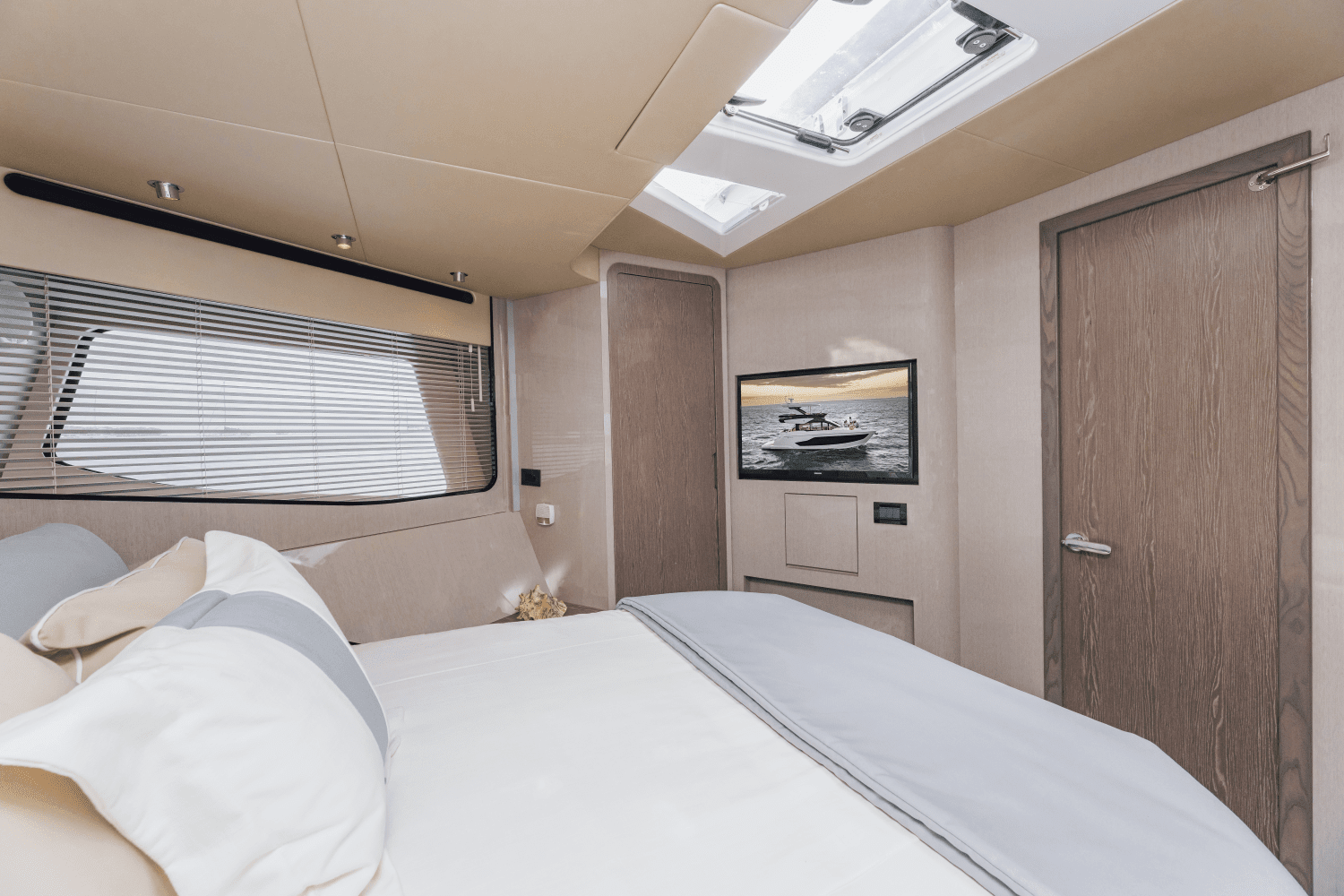 2025 Cruisers Yachts
                                                             57 FLY Image Thumbnail #96