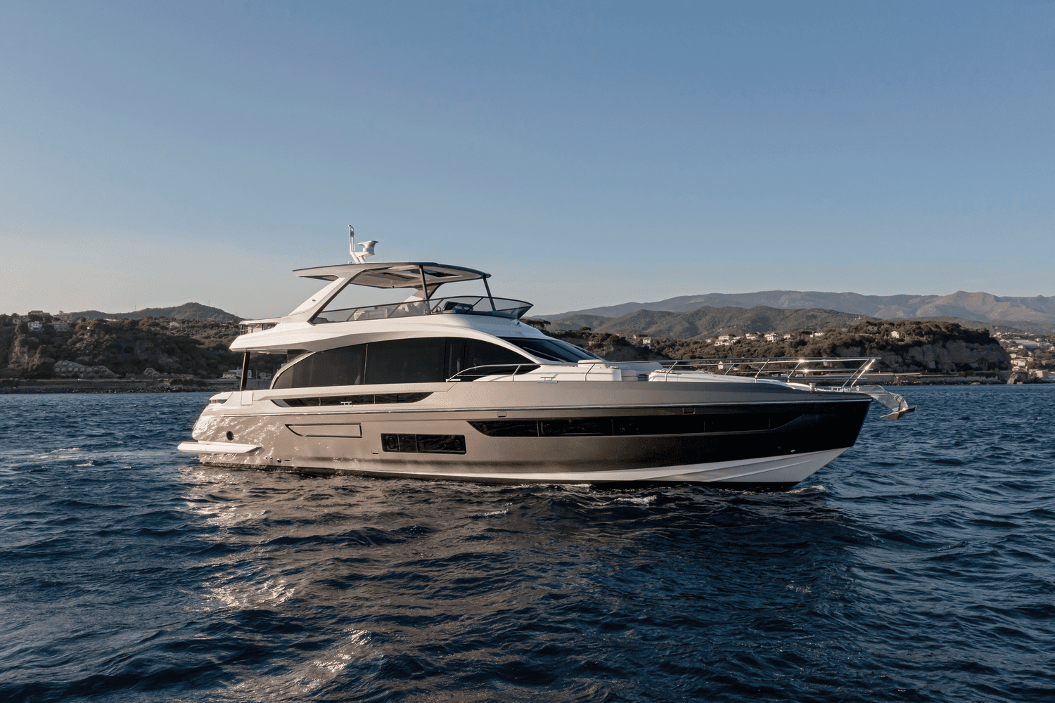 2026 Azimut Fly 72 Image Thumbnail #4