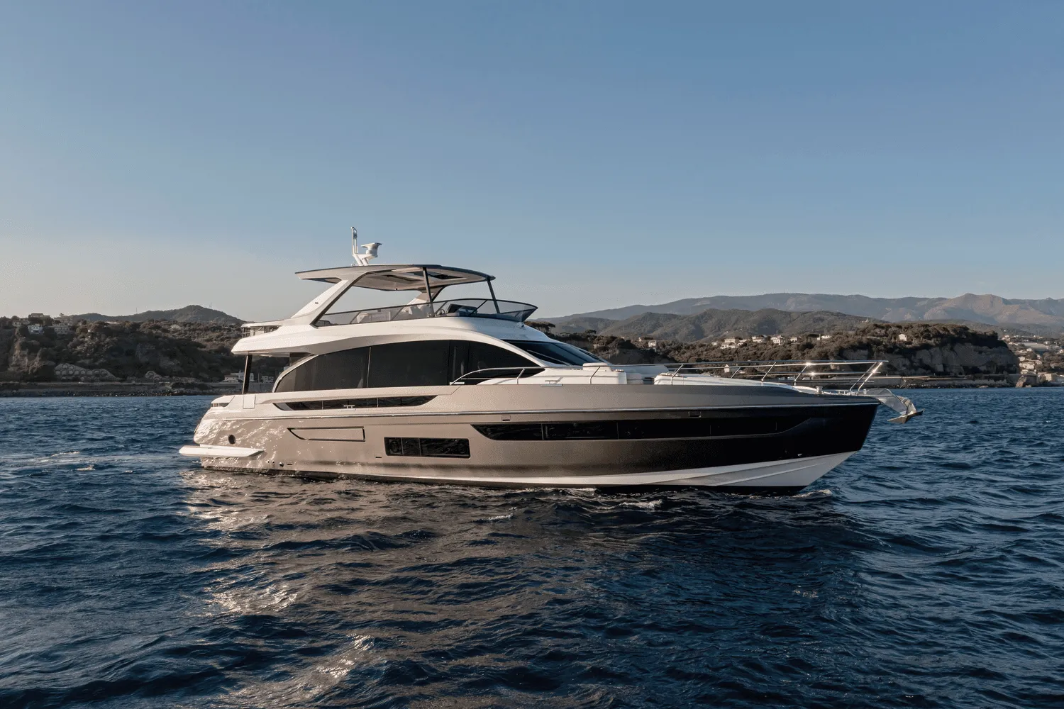 2025 Azimut Fly 72 Image Thumbnail #3