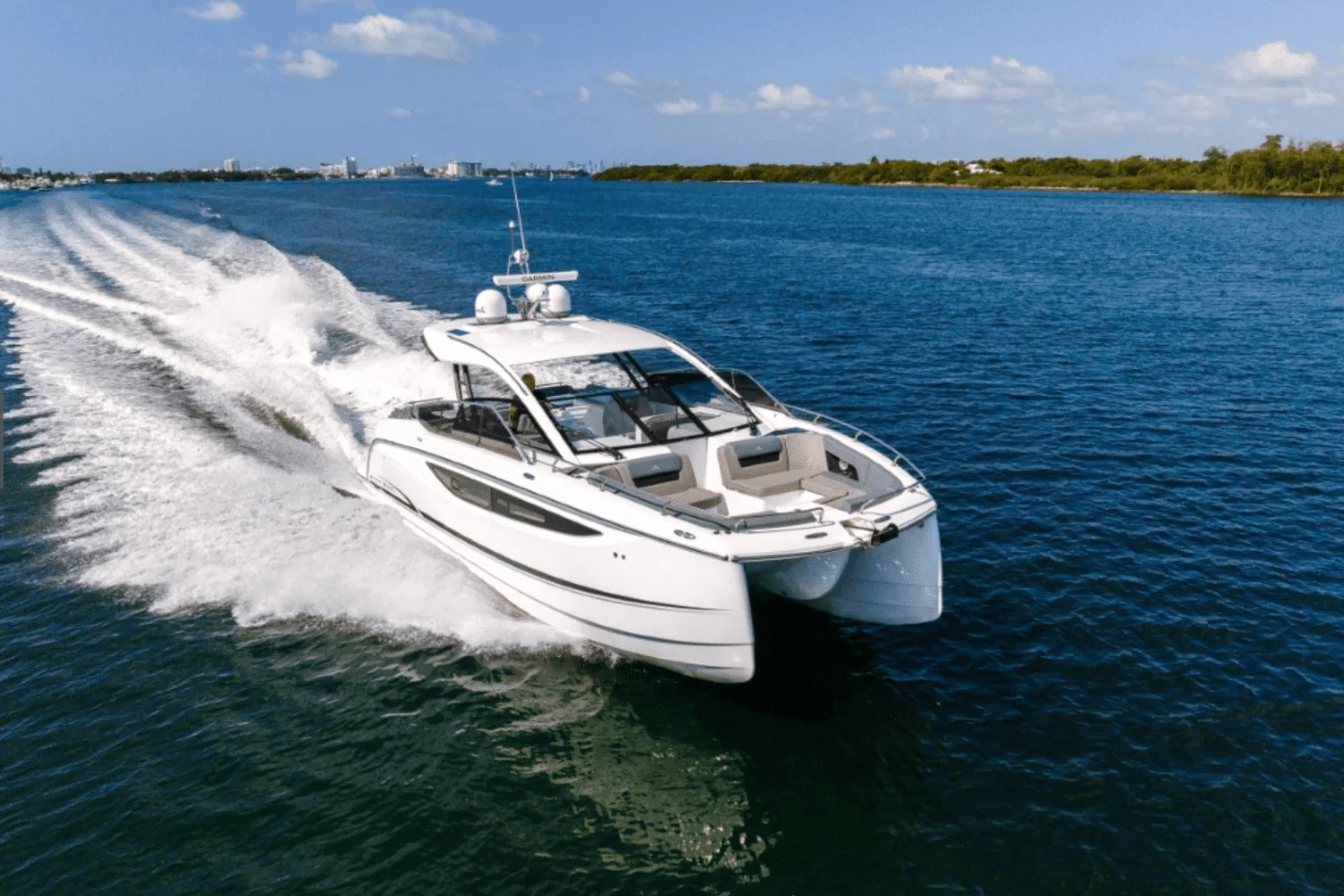 2025 Four Winns TH36 Image Thumbnail #1