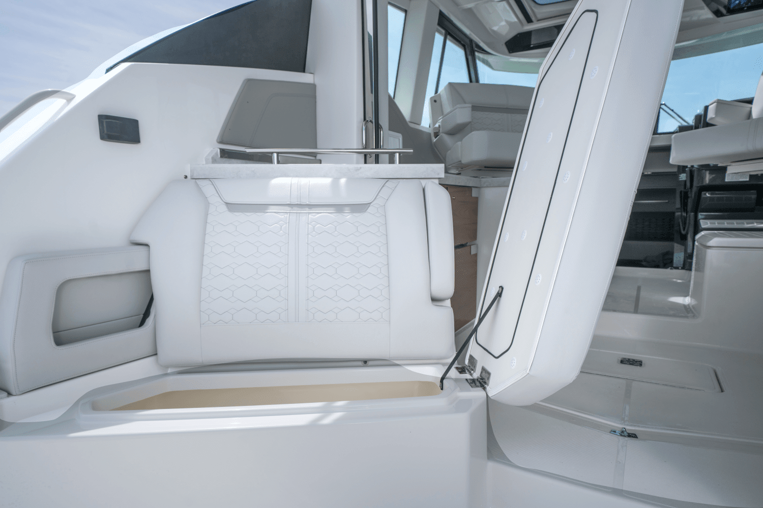 2025 Tiara Yachts LE 43 Image Thumbnail #6