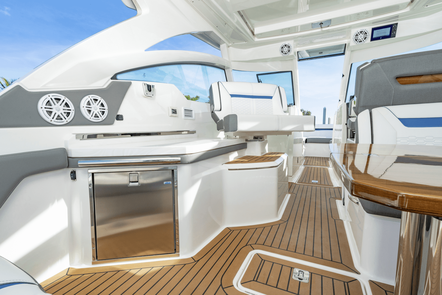 2025 Tiara Yachts LX 34 Image Thumbnail #34