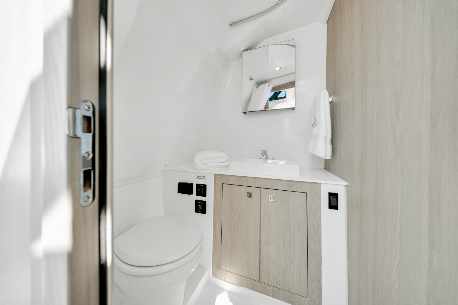 2026 Cruisers Yachts 38 VTR Image Thumbnail #20