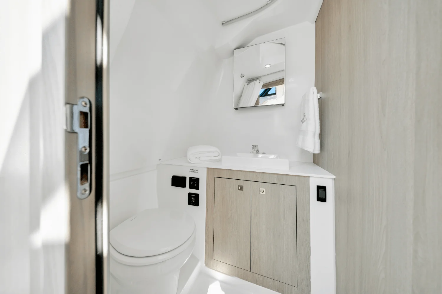 2026 Cruisers Yachts 38 VTR Image Thumbnail #20