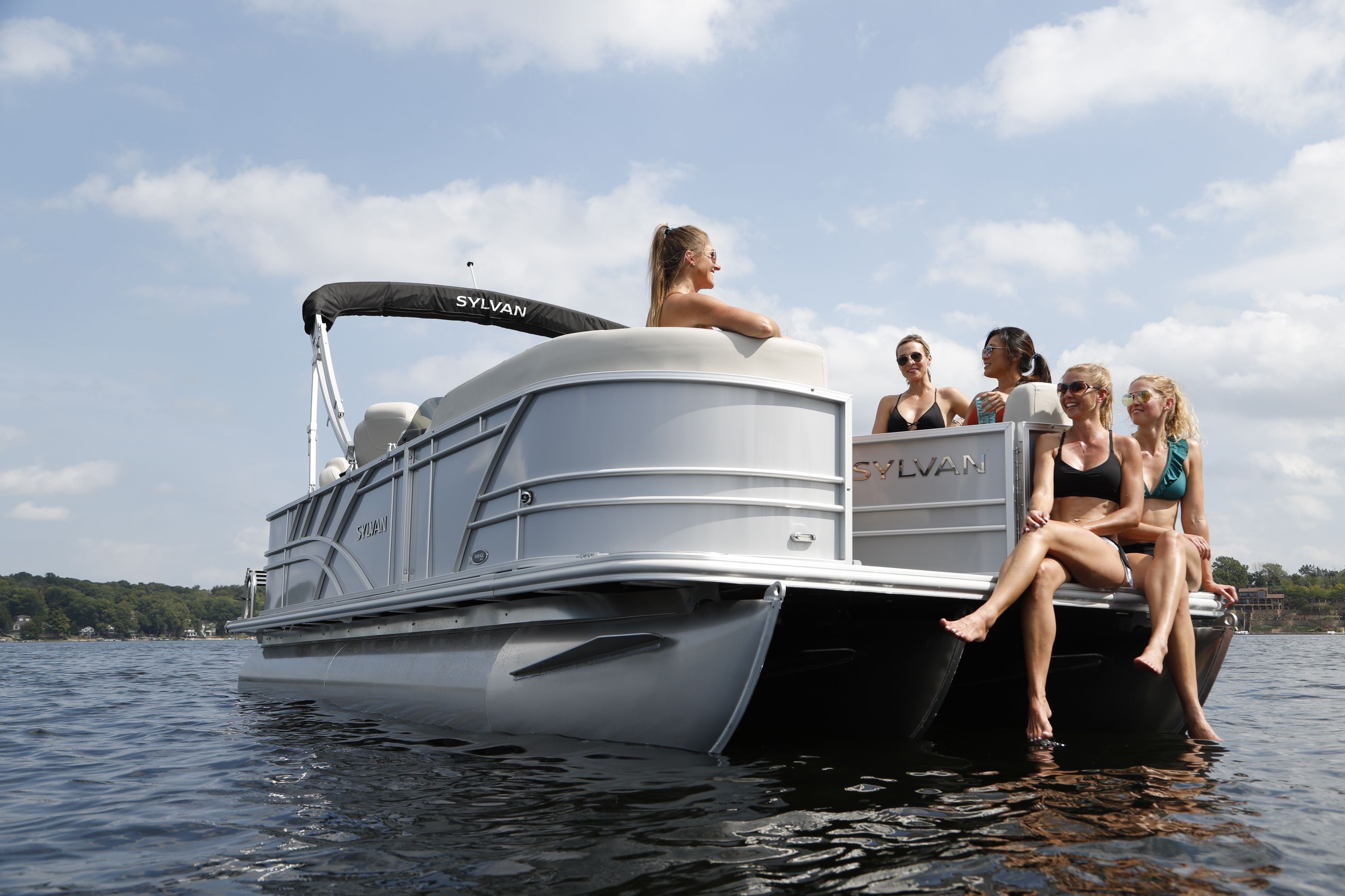 2026 Sylvan Mirage 8520 Party Fish Image Thumbnail #0