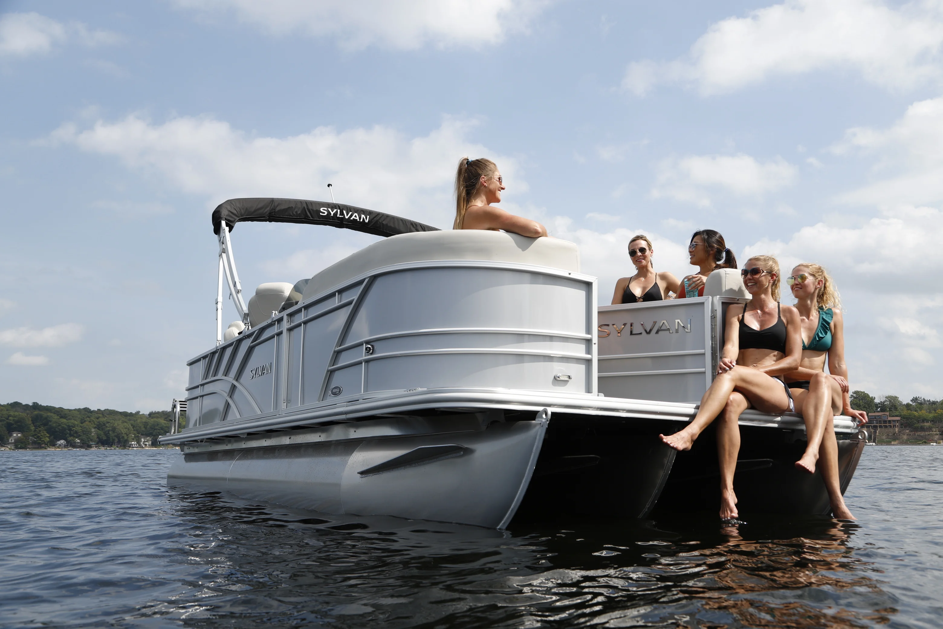 2026 Sylvan Mirage 8520 Party Fish Image Thumbnail #0