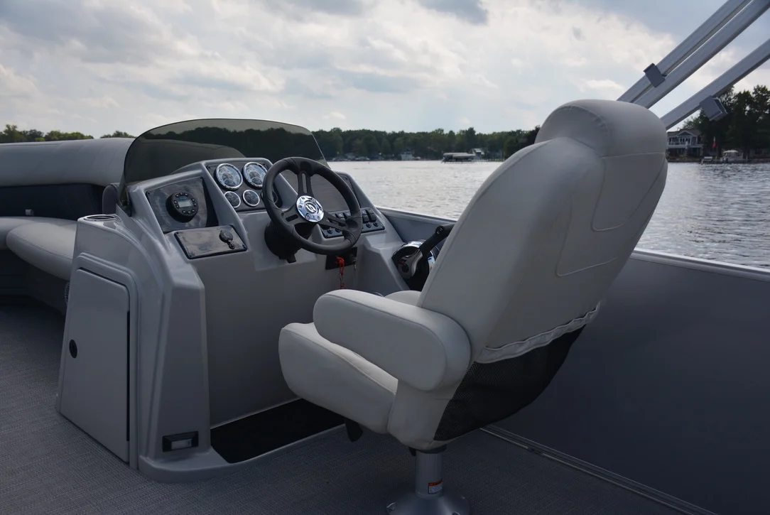 2026 Sylvan Mirage 8520 Party Fish Image Thumbnail #3