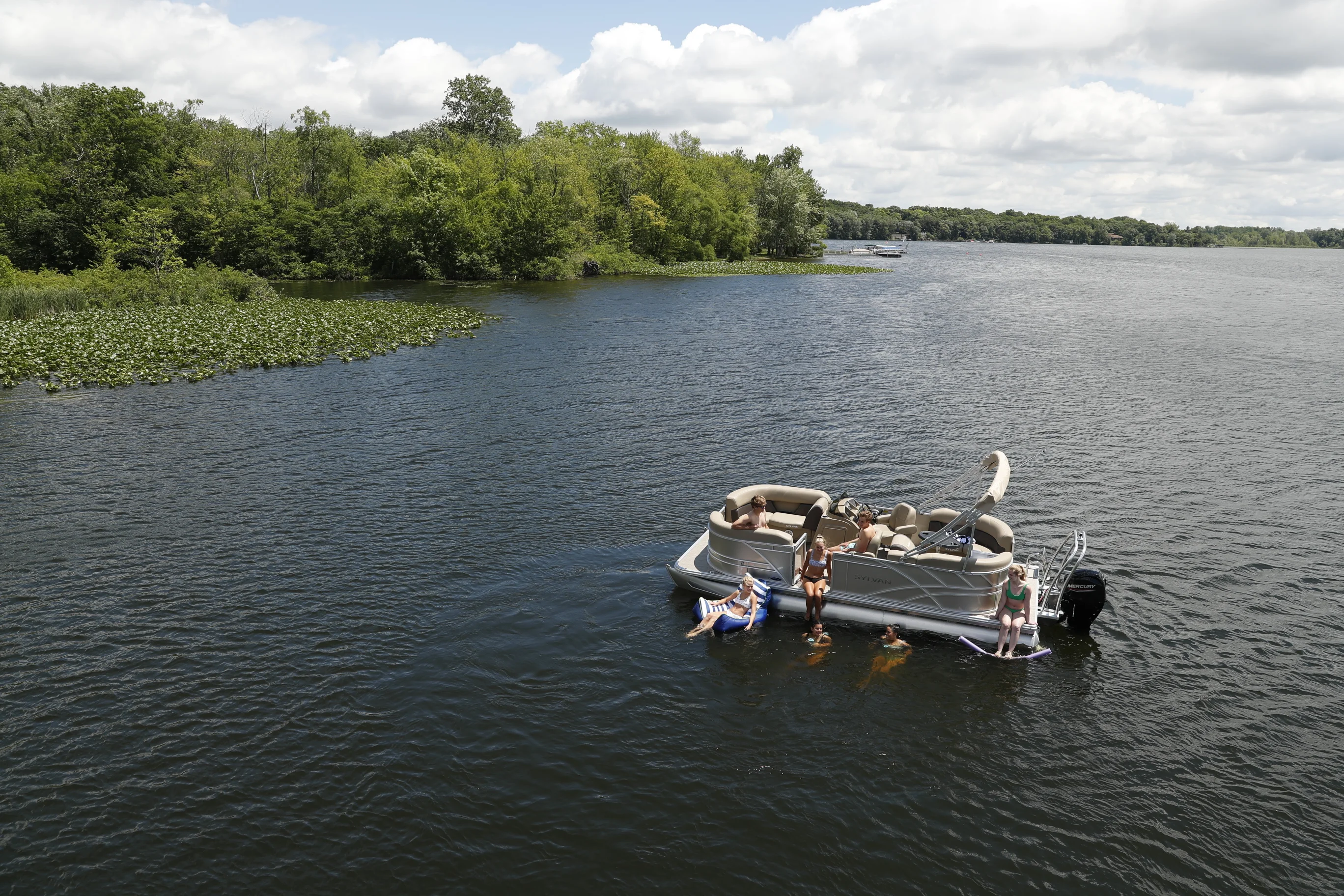 2026 Sylvan Mirage 8520 Cruise Image Thumbnail #2