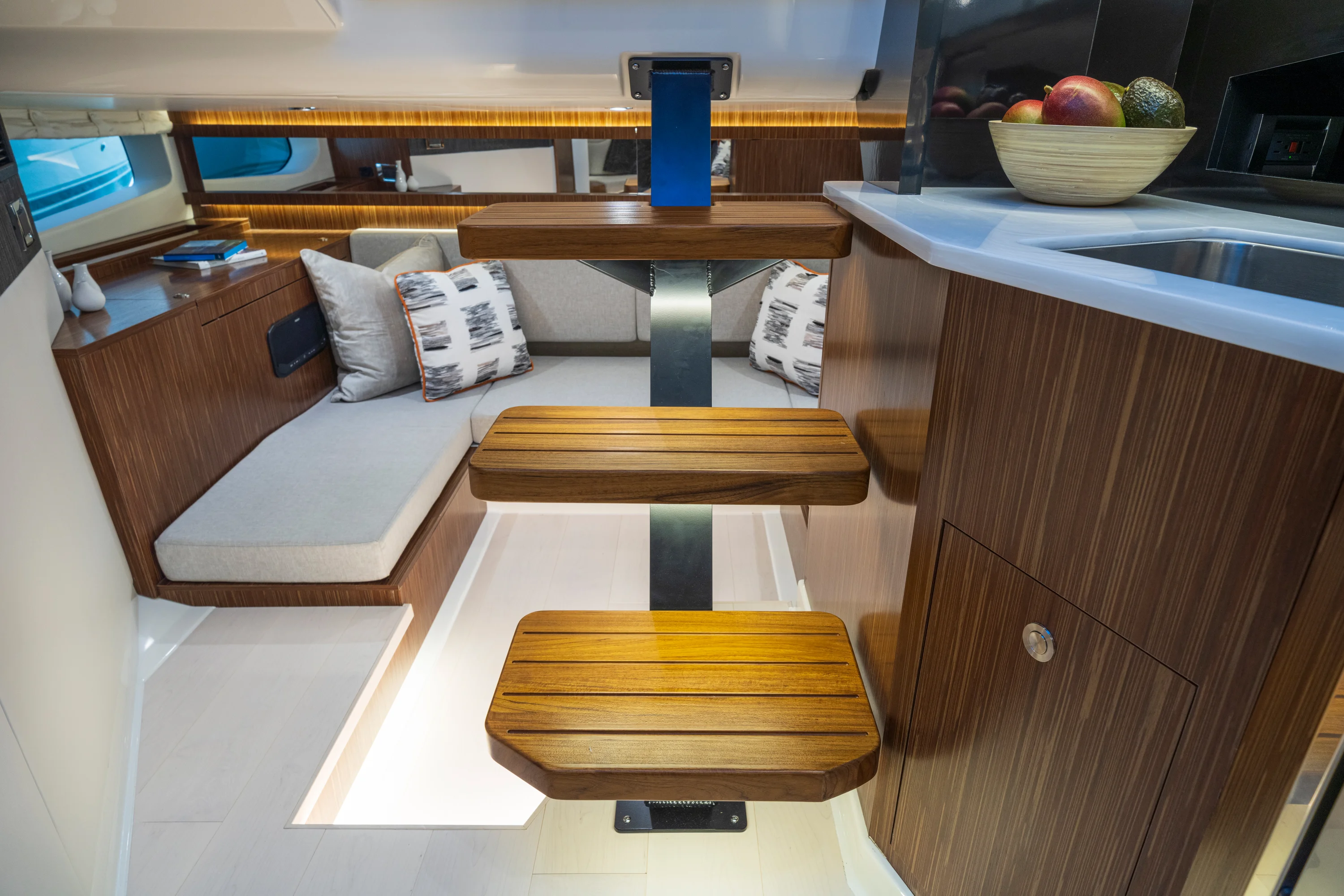 2026 Sea Ray Sundancer 370 Outboard Image Thumbnail #17