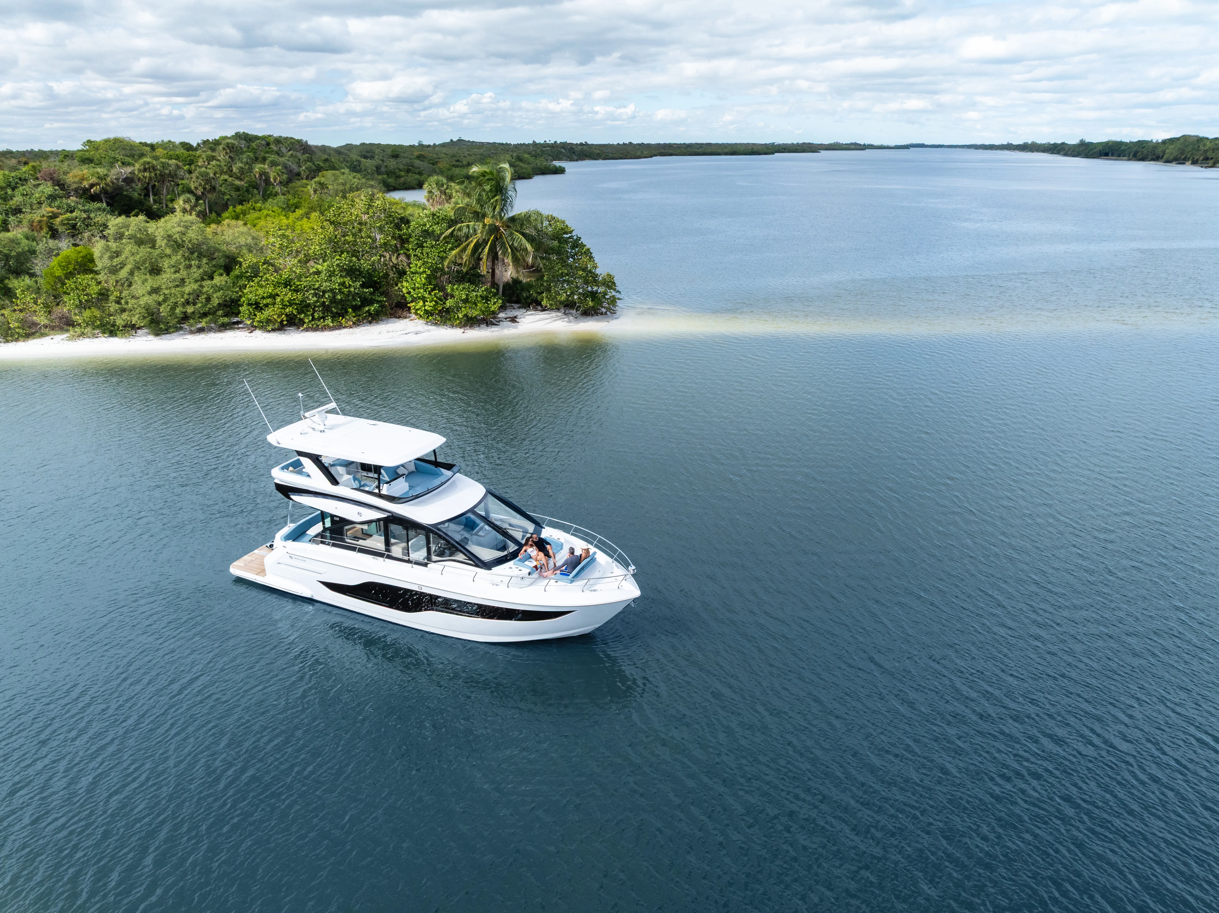 2026 Cruisers Yachts 50 FLY Image Thumbnail #14