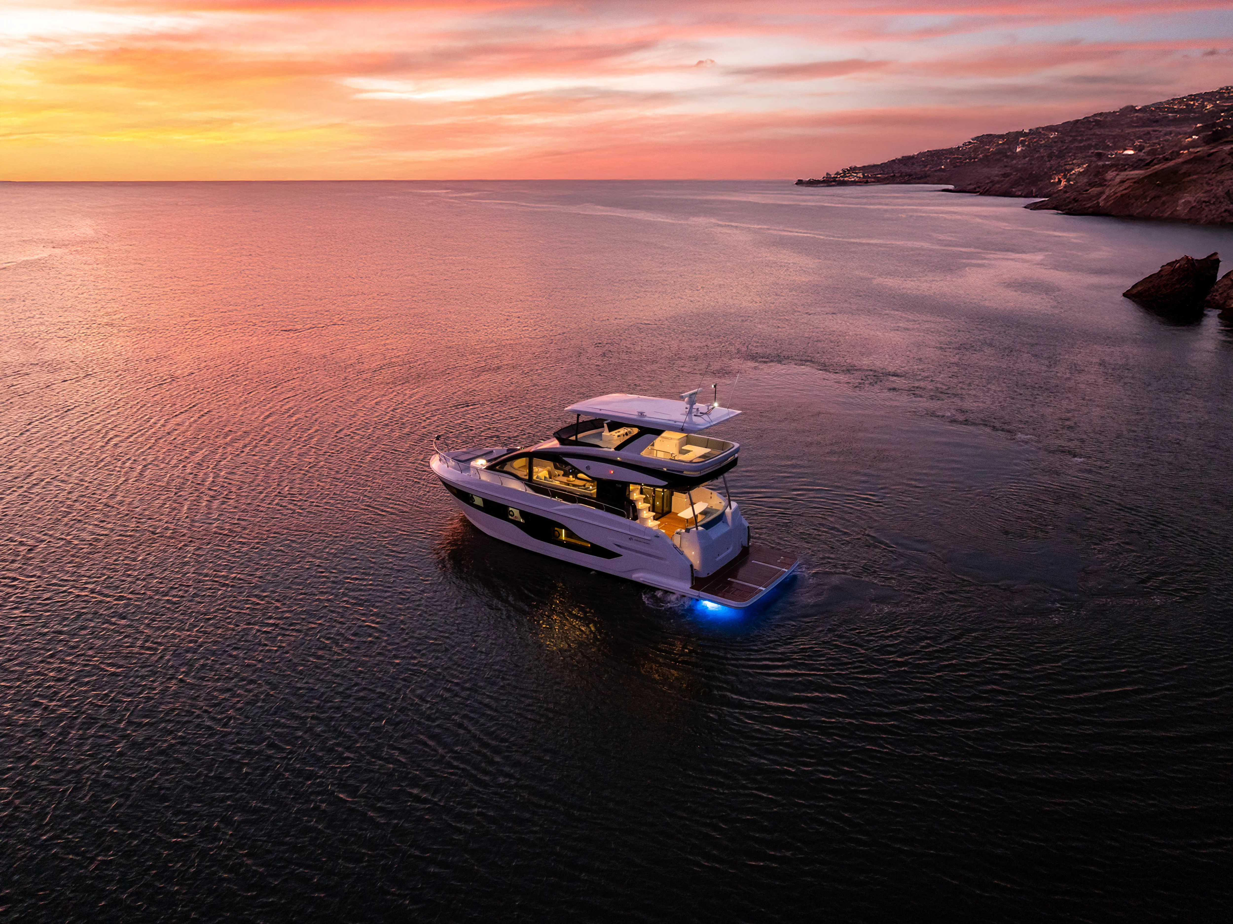 2026 Cruisers Yachts 50 FLY Image Thumbnail #10