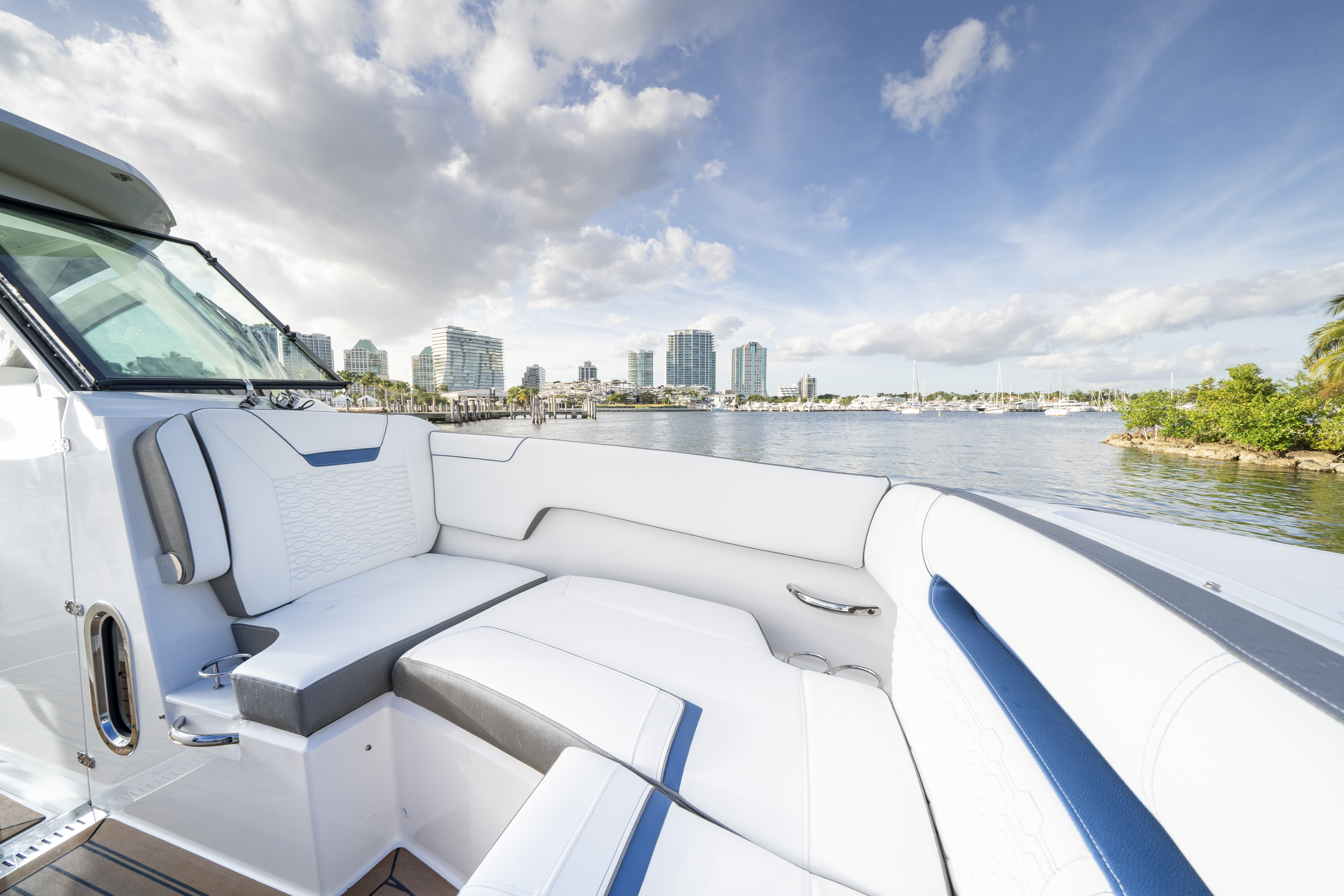 2026 Tiara Yachts 34 LX Image Thumbnail #3