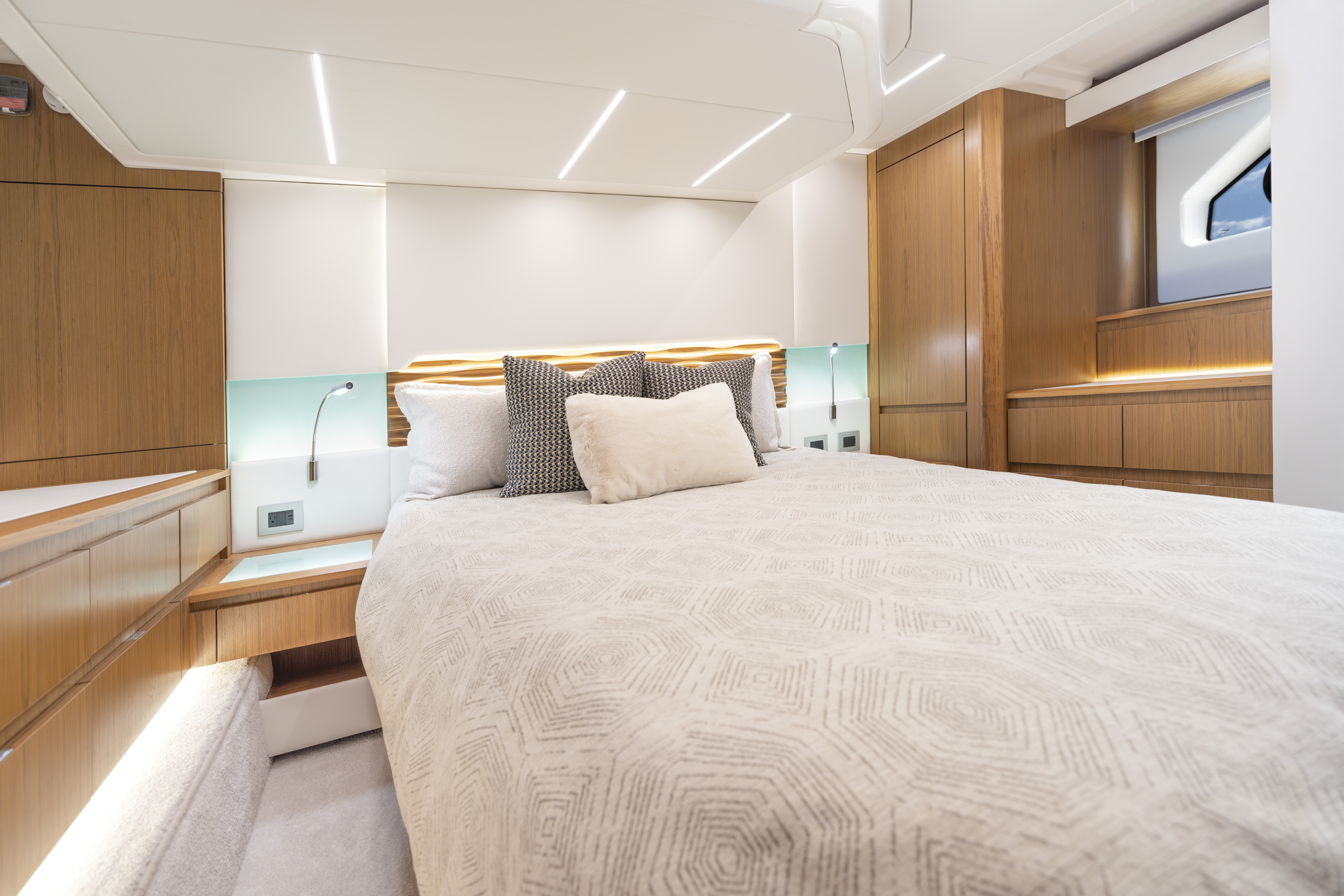 2026 Tiara Yachts 54 EX Image Thumbnail #12