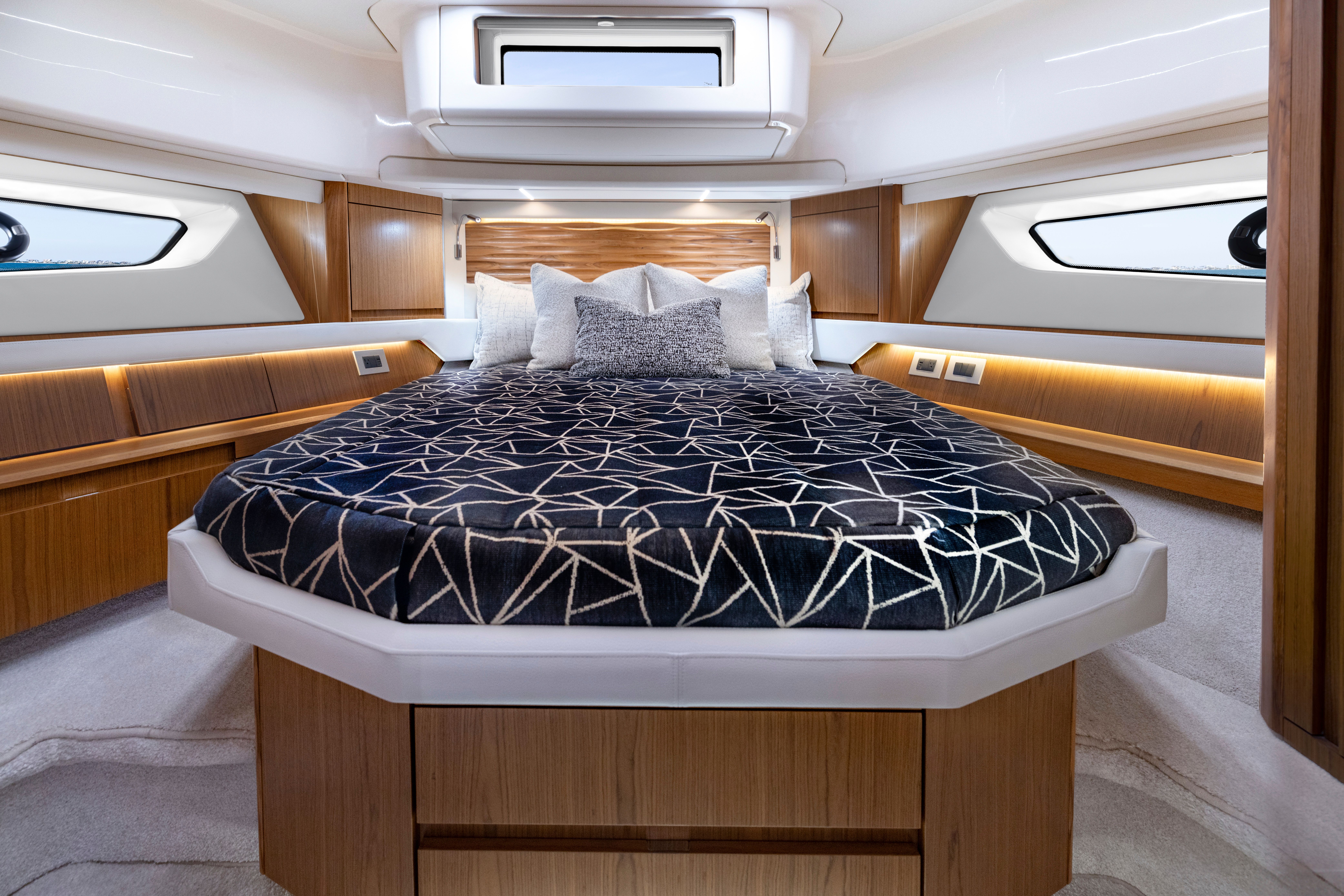 2026 Tiara Yachts 54 EX Image Thumbnail #9