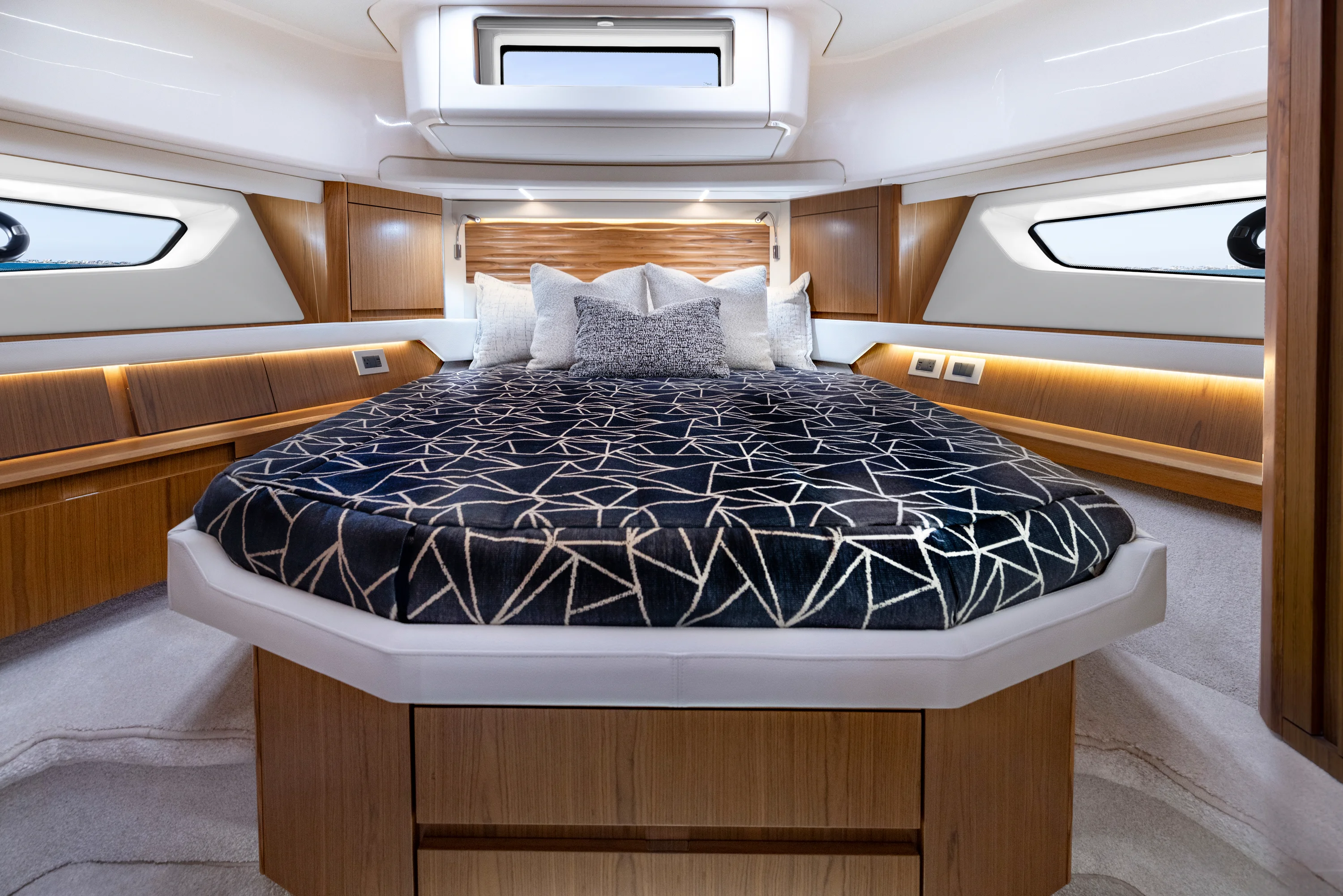 2026 Tiara Yachts 54 EX Image Thumbnail #9