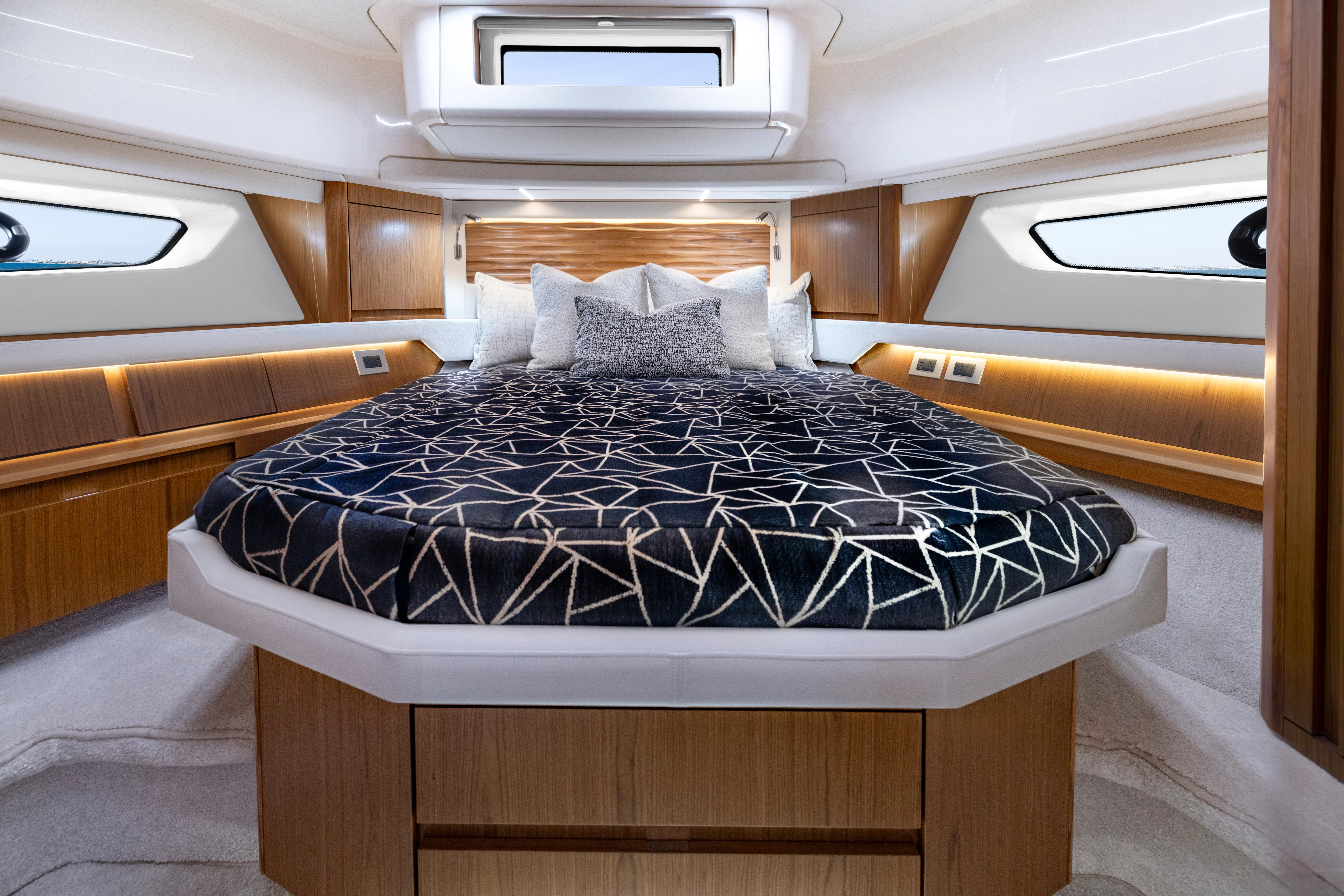 2026 Tiara Yachts 54 EX Image Thumbnail #9