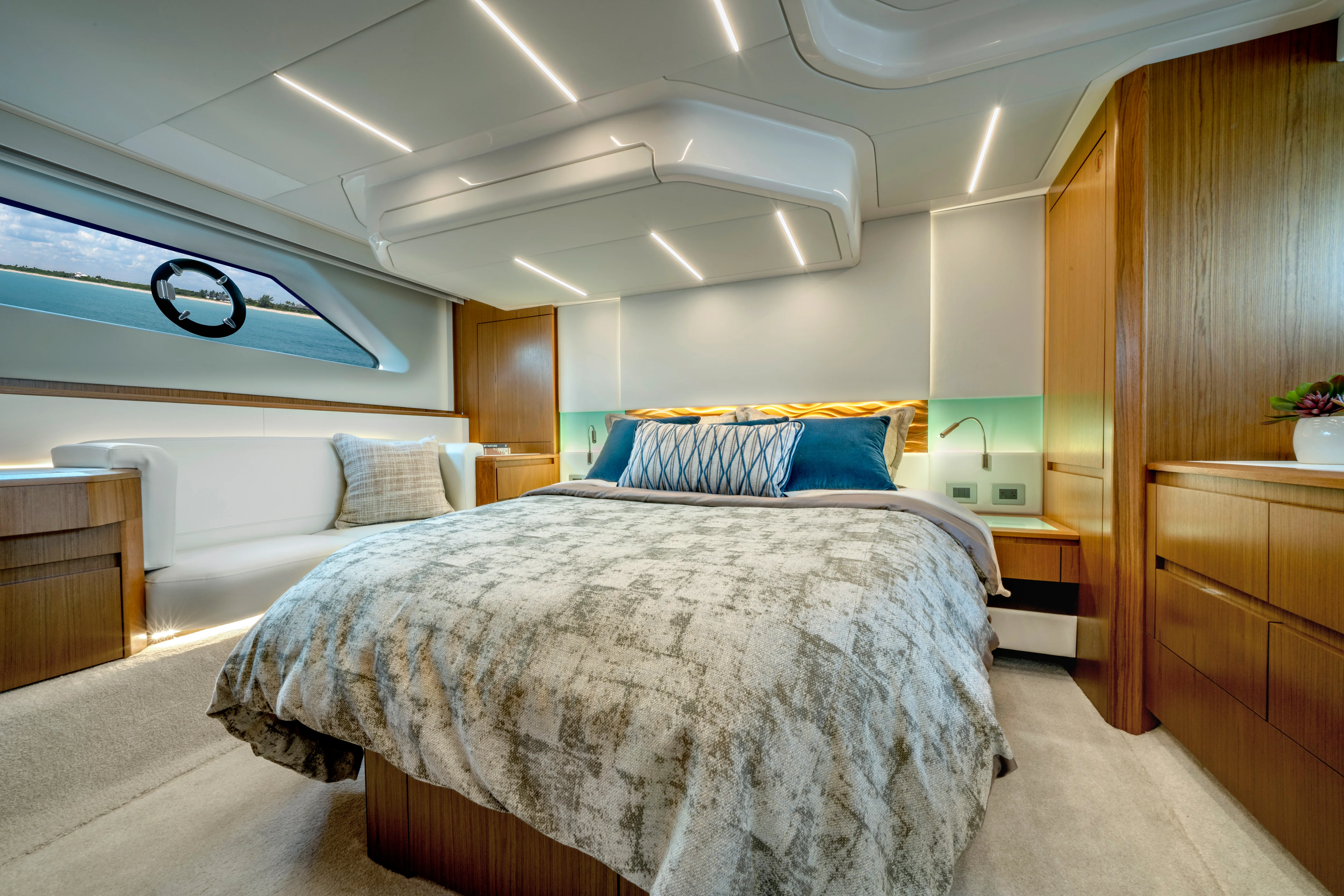 2026 Tiara Yachts 60 EX Image Thumbnail #19
