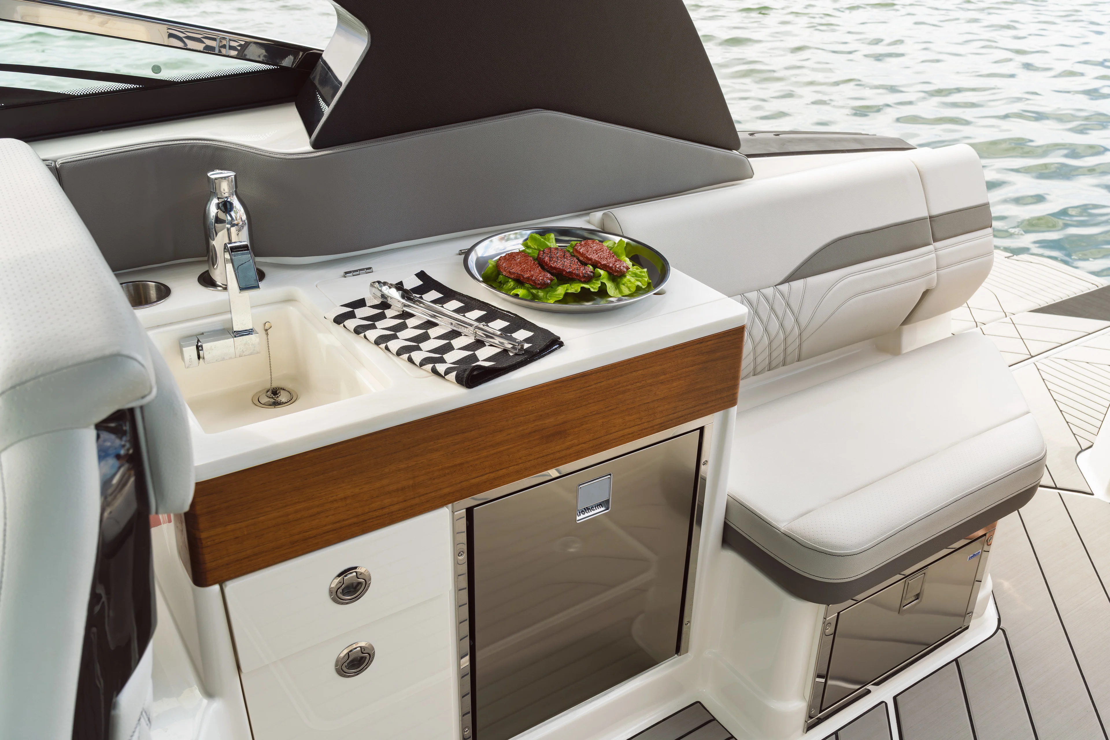 2026 Sea Ray SLX 360 Outboard  Image Thumbnail #22