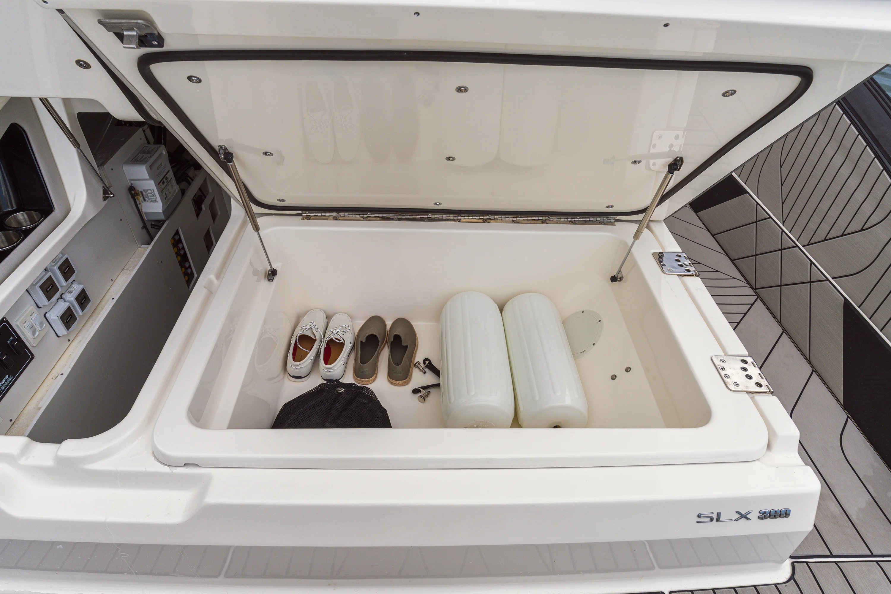 2026 Sea Ray SLX 360 Outboard  Image Thumbnail #84