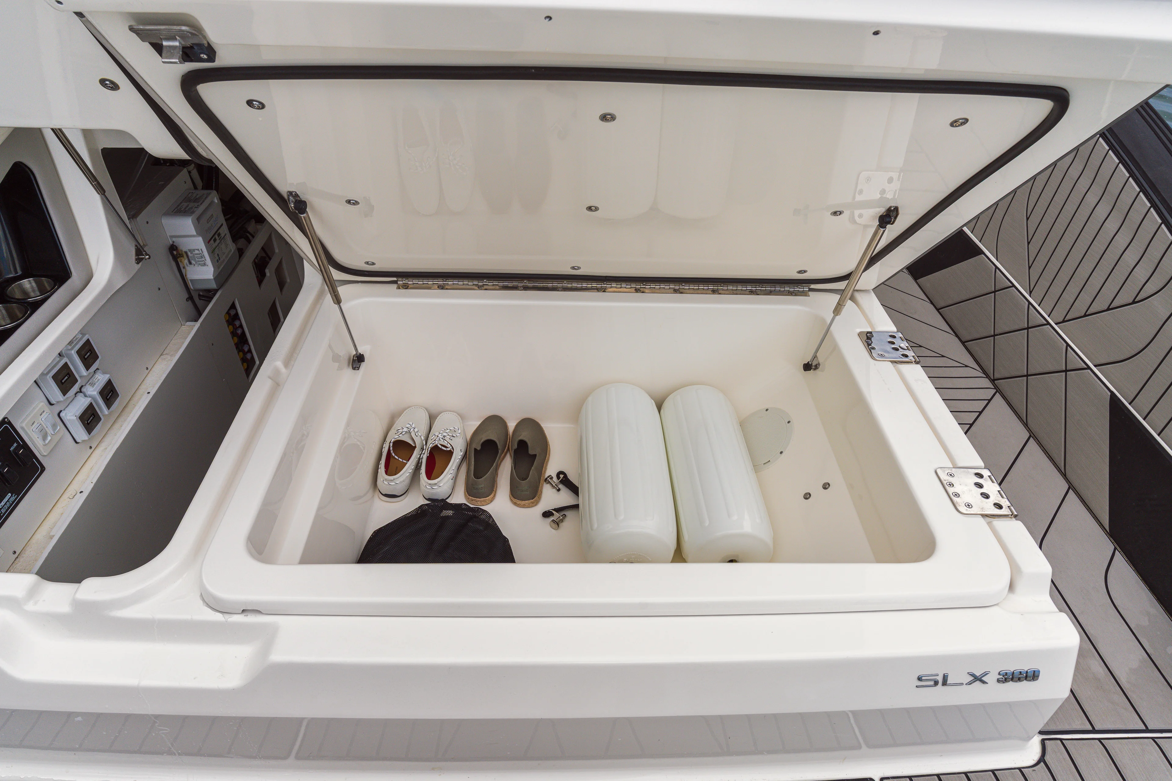 2026 Sea Ray SLX 360 Outboard  Image Thumbnail #84