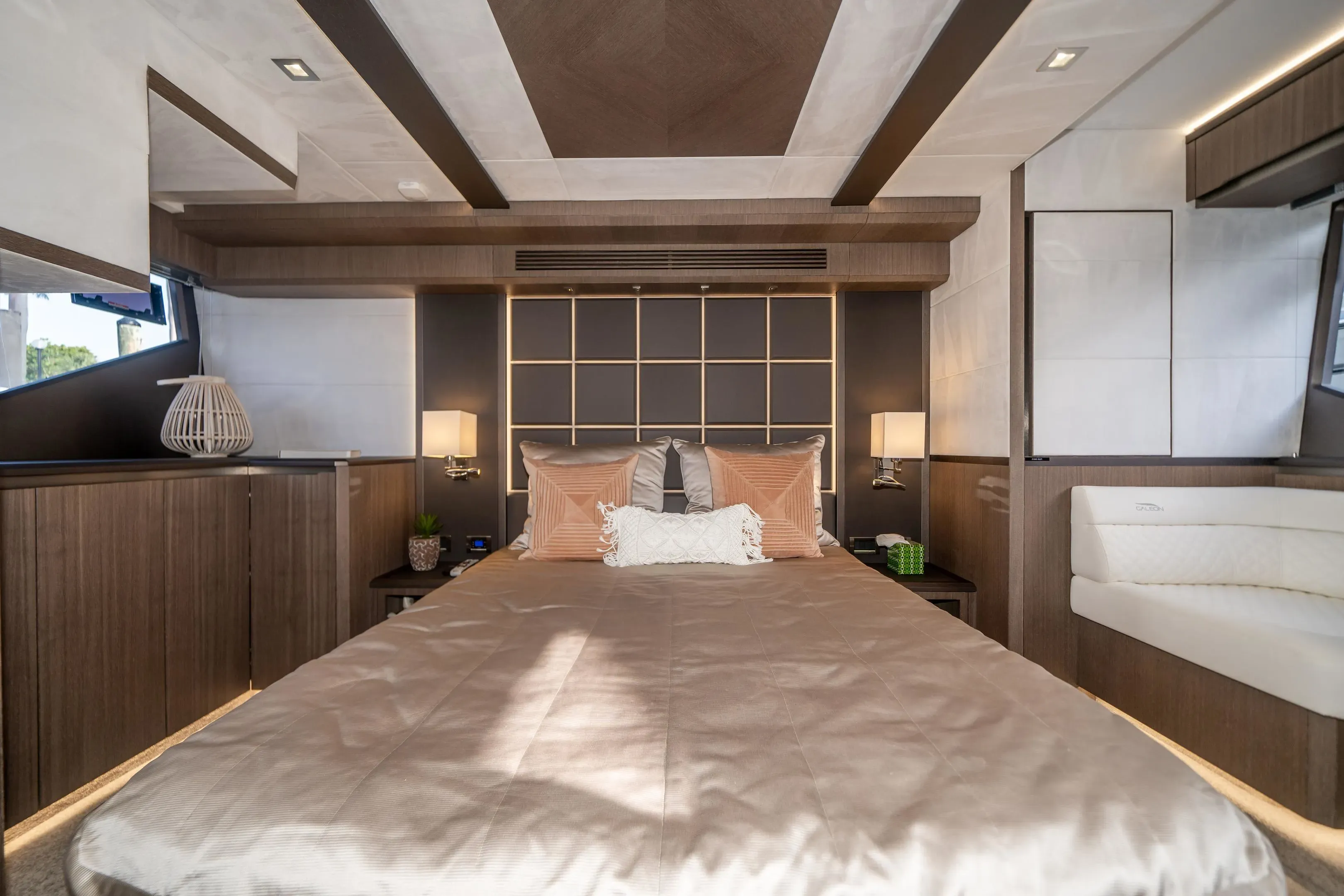 2019 Galeon
                                                             640 FLY Image Thumbnail #4