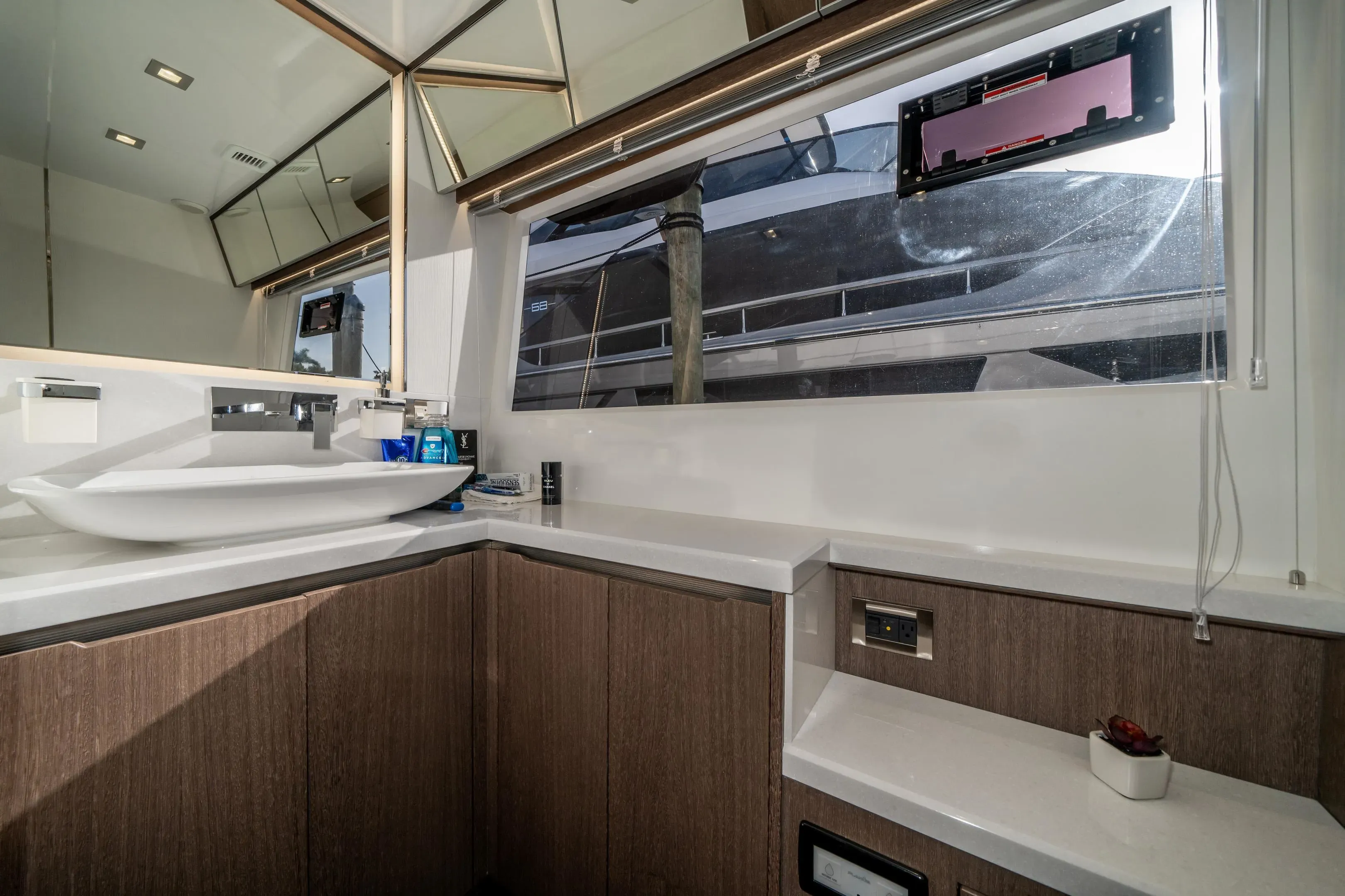 2019 Galeon
                                                             640 FLY Image Thumbnail #7