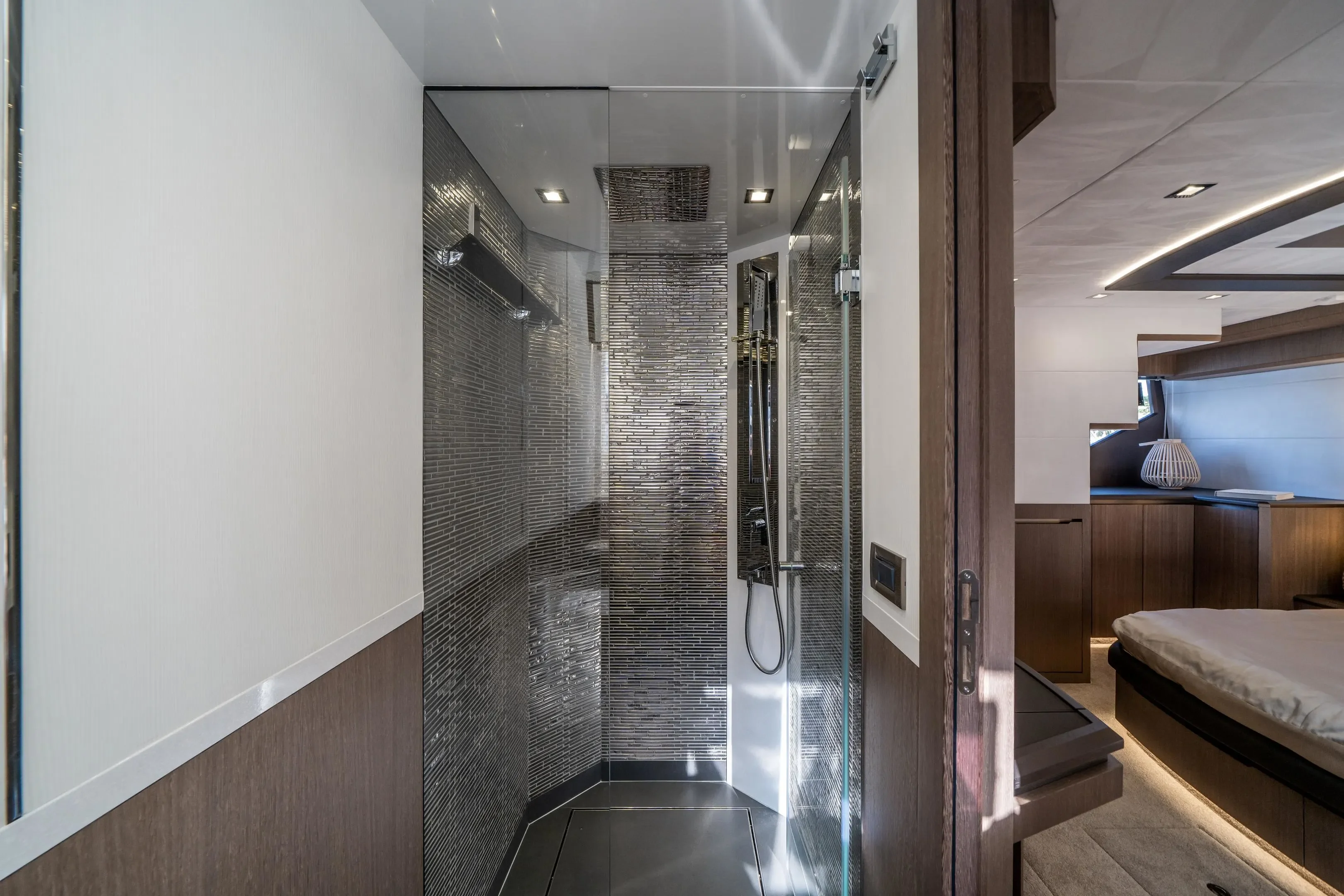 2019 Galeon
                                                             640 FLY Image Thumbnail #8